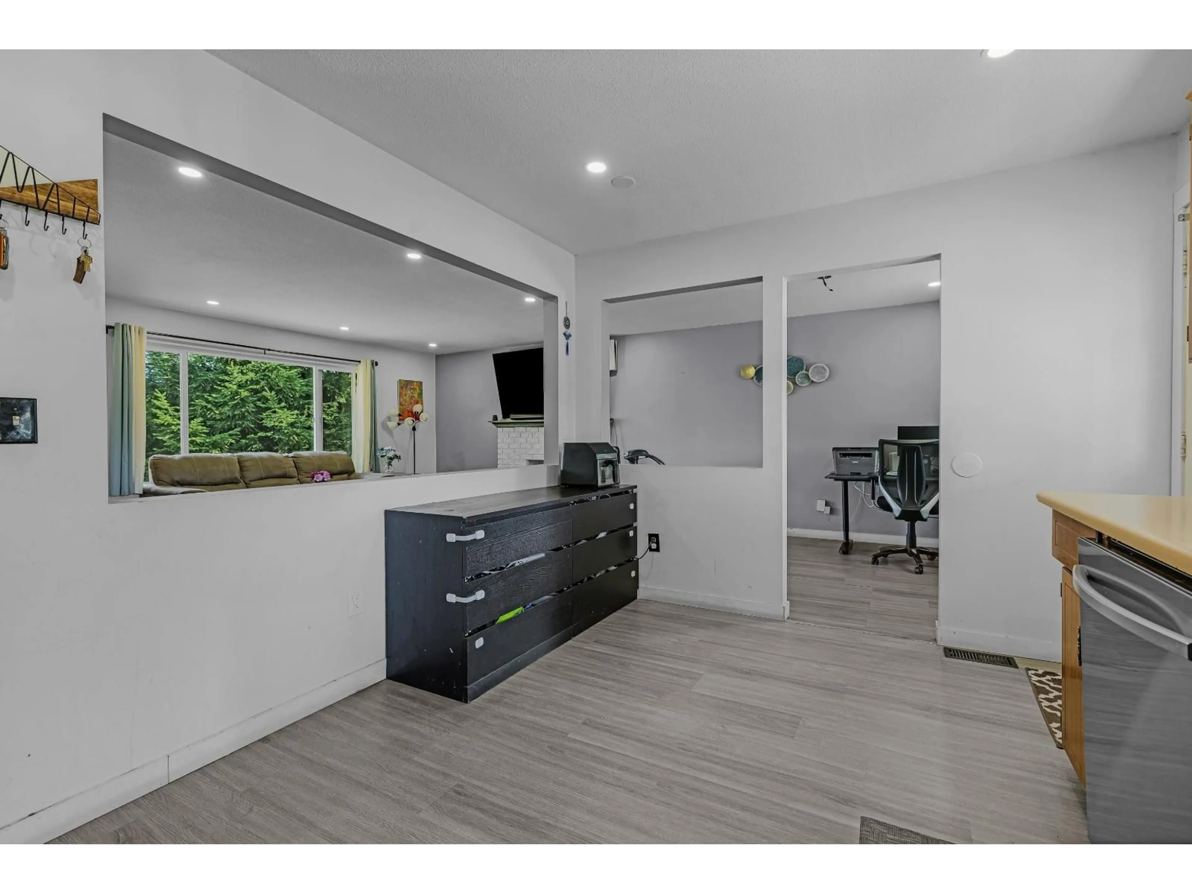 Open concept kitchen, unknown for 2011 MCMILLAN ROAD, Abbotsford British Columbia V2S4Y3