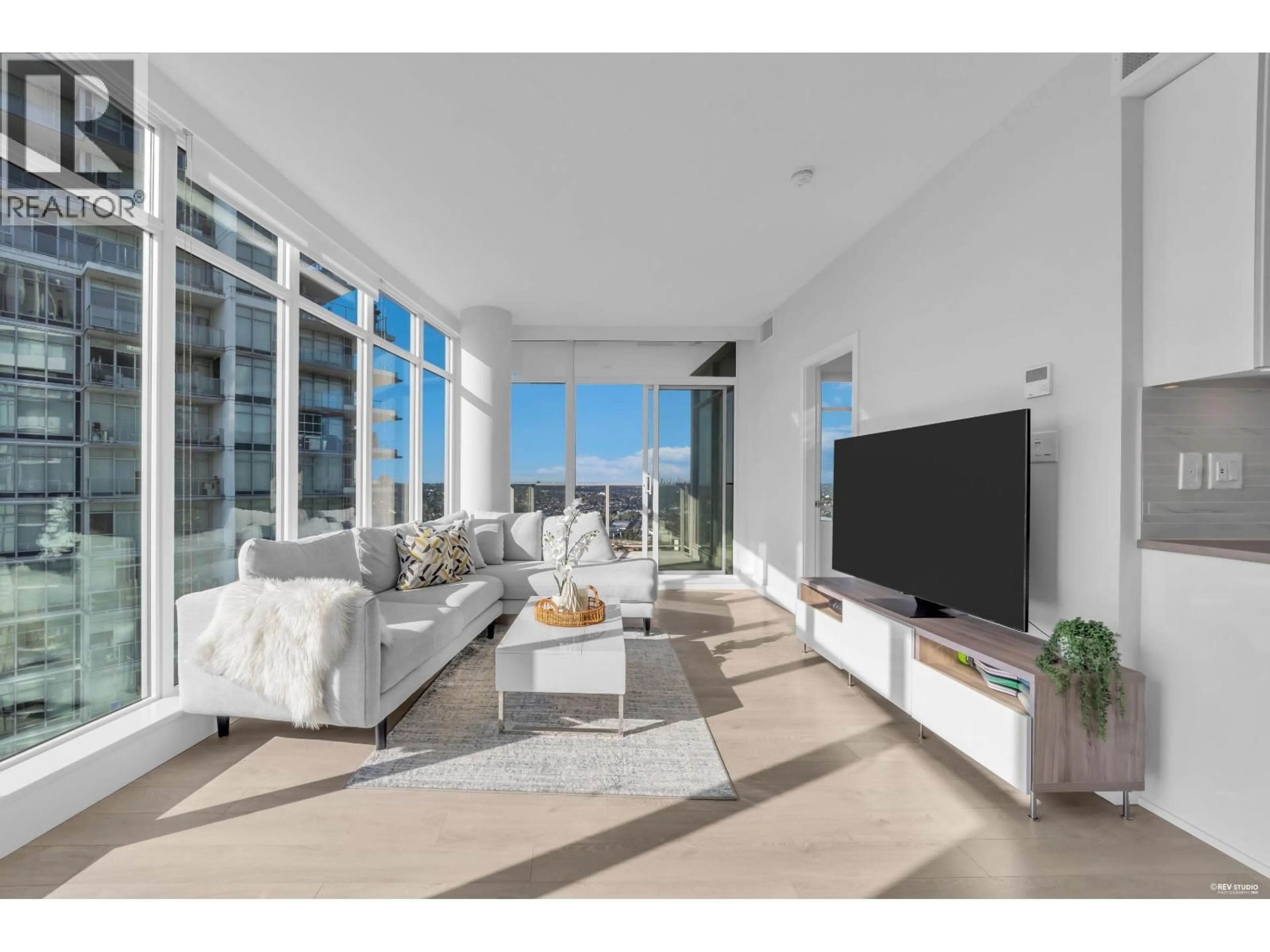 Living room with furniture, unknown for 3802 - 1788 GILMORE AVENUE, Burnaby British Columbia V5C0L5