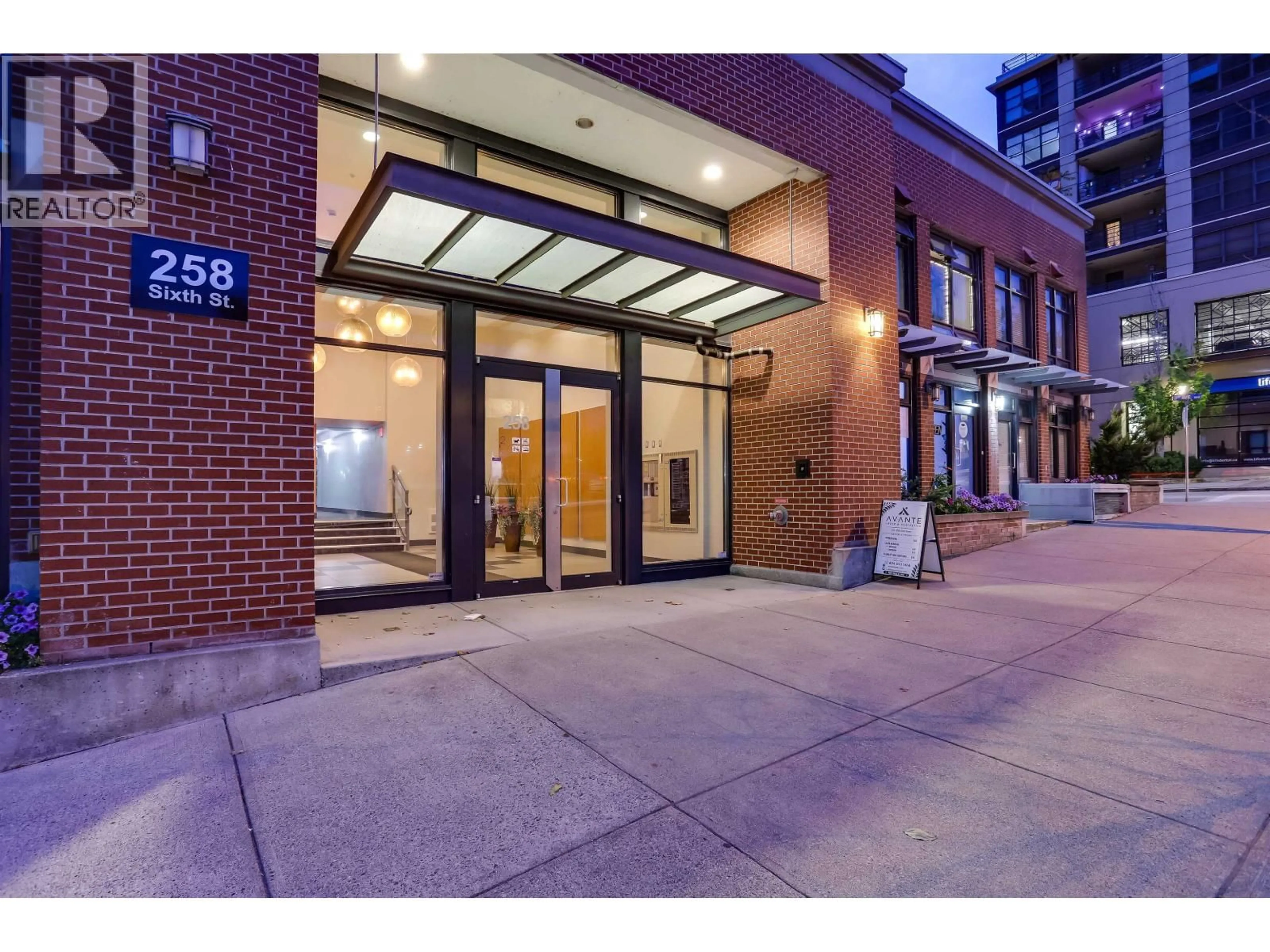 Indoor foyer for 801 - 258 SIXTH STREET, New Westminster British Columbia V3L0G6