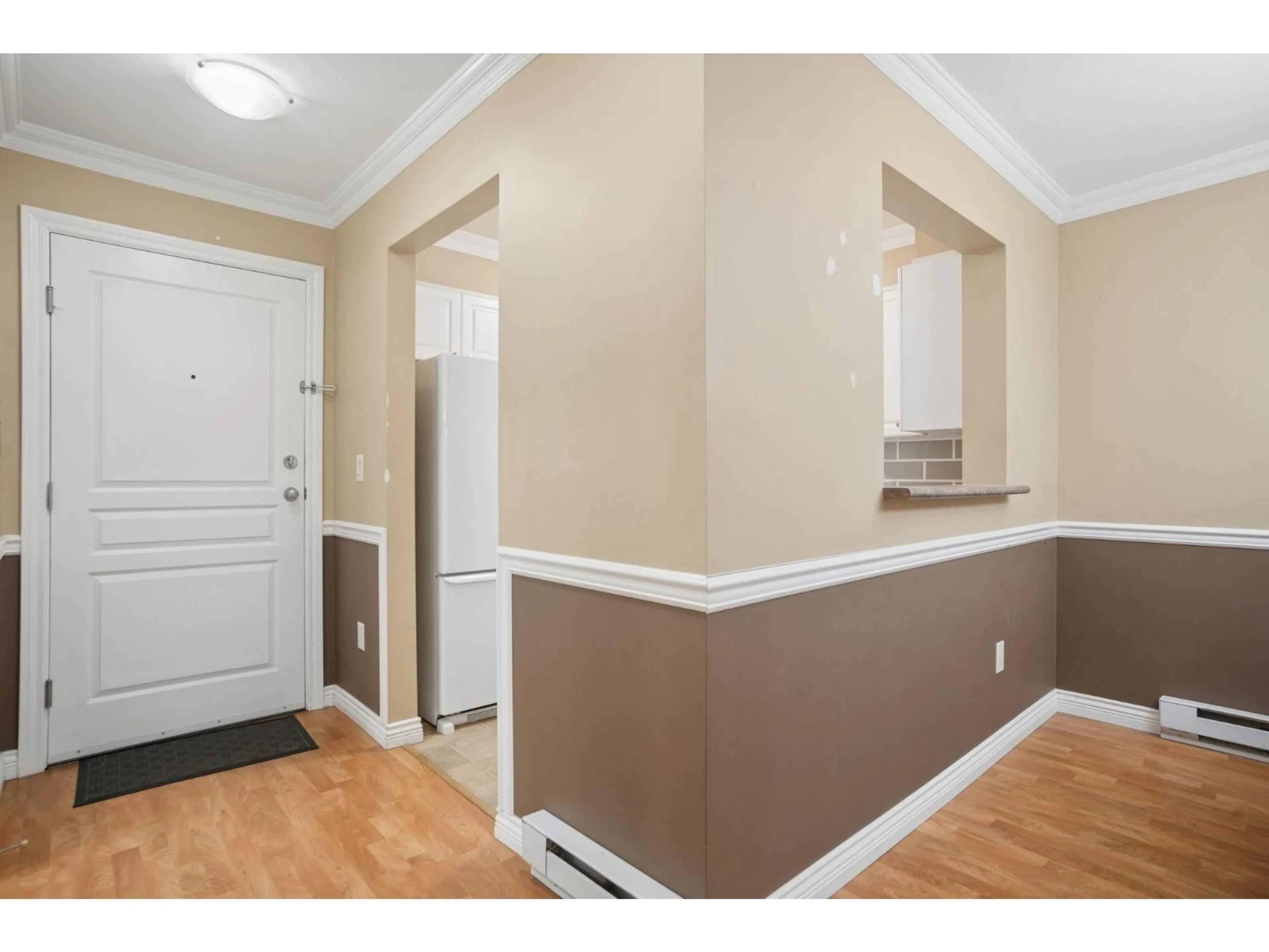 Indoor entryway for 322 - 9979 140 STREET STREET, Surrey British Columbia V3T5W2