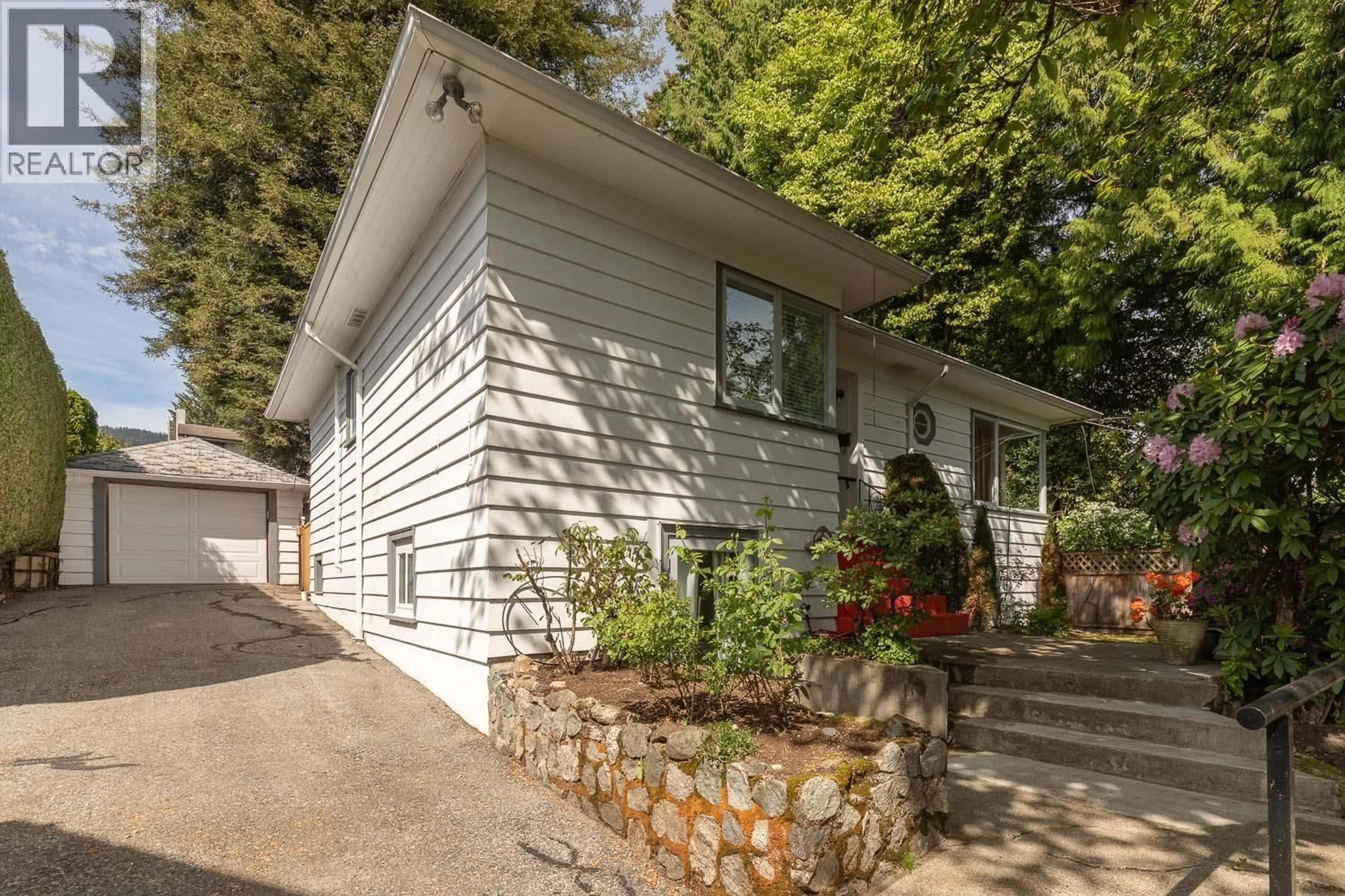 Home with vinyl exterior material, street for 1441 HAYWOOD AVENUE, West Vancouver British Columbia V7T1V5
