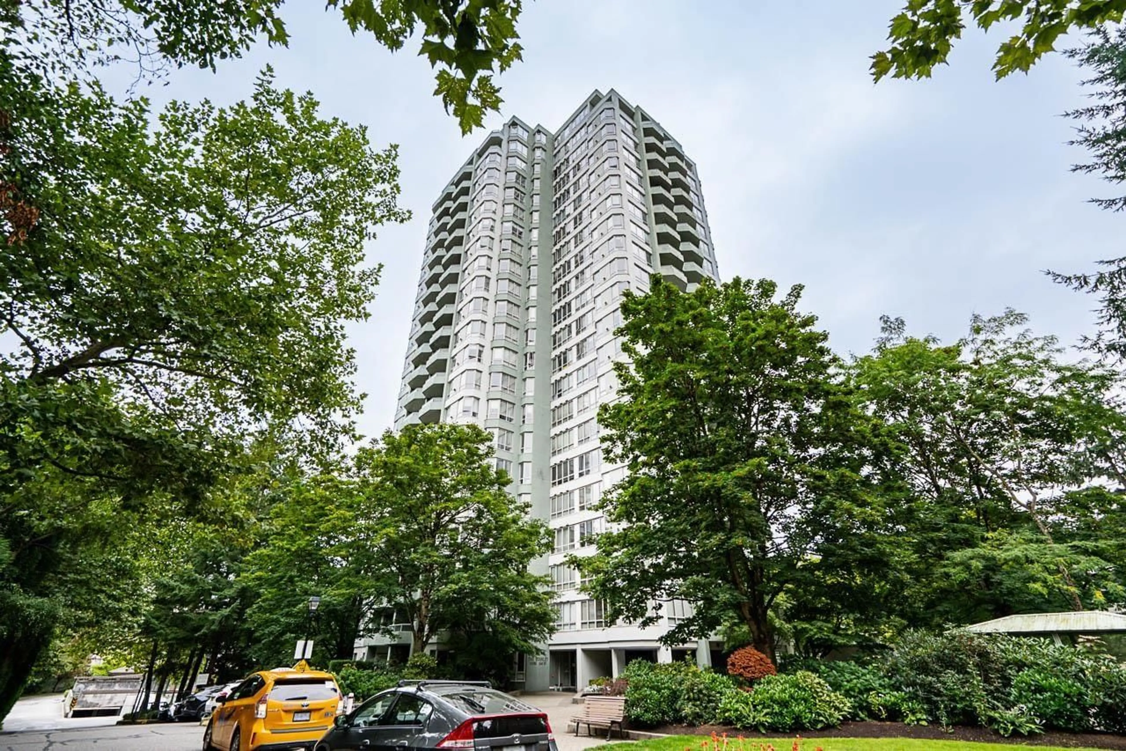 Indoor foyer for 2304 - 10082 148 STREET, Surrey British Columbia V3R0S3