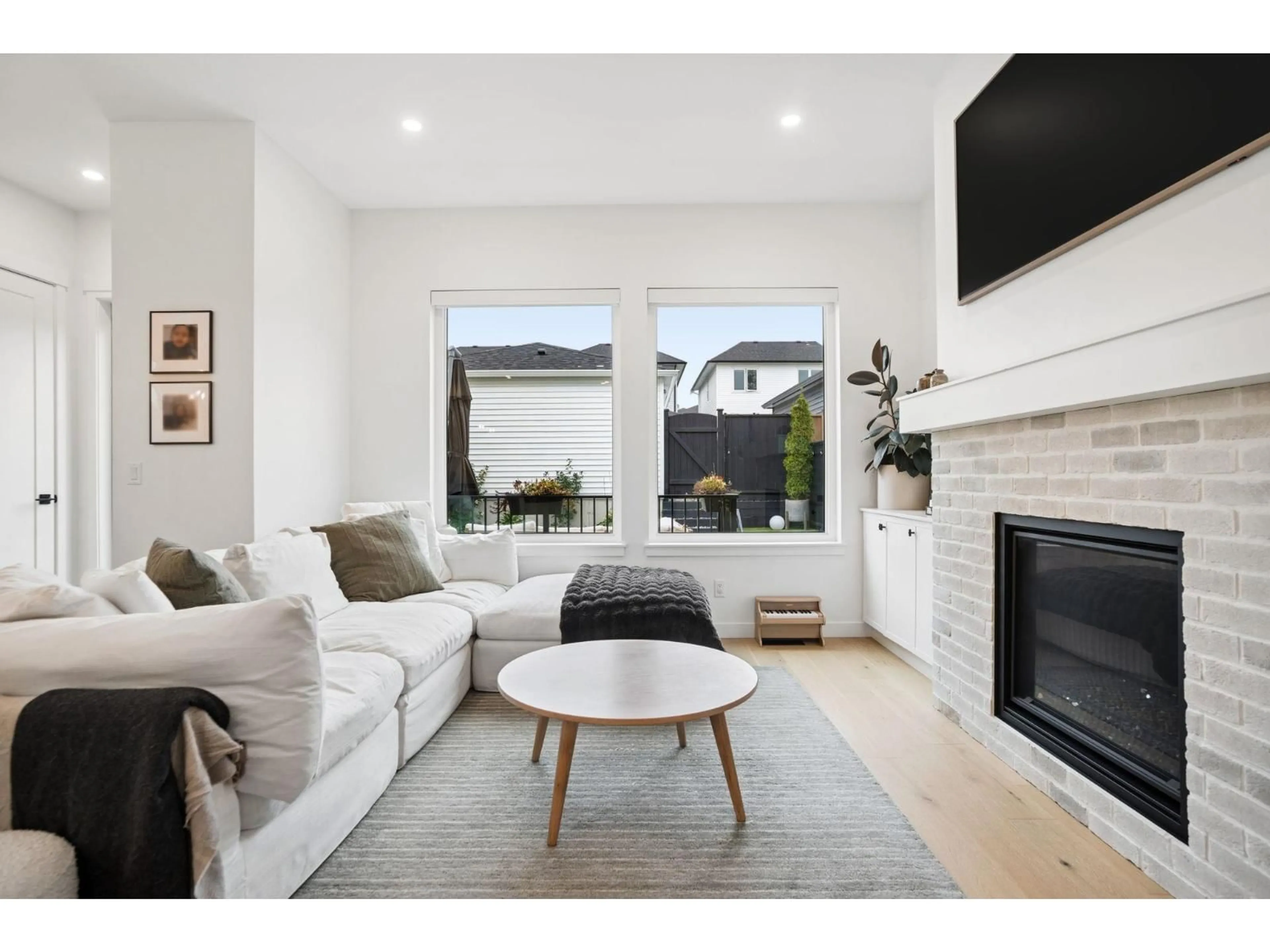 Living room with furniture, unknown for 19624 75A AVENUE, Langley British Columbia V2Y3T2