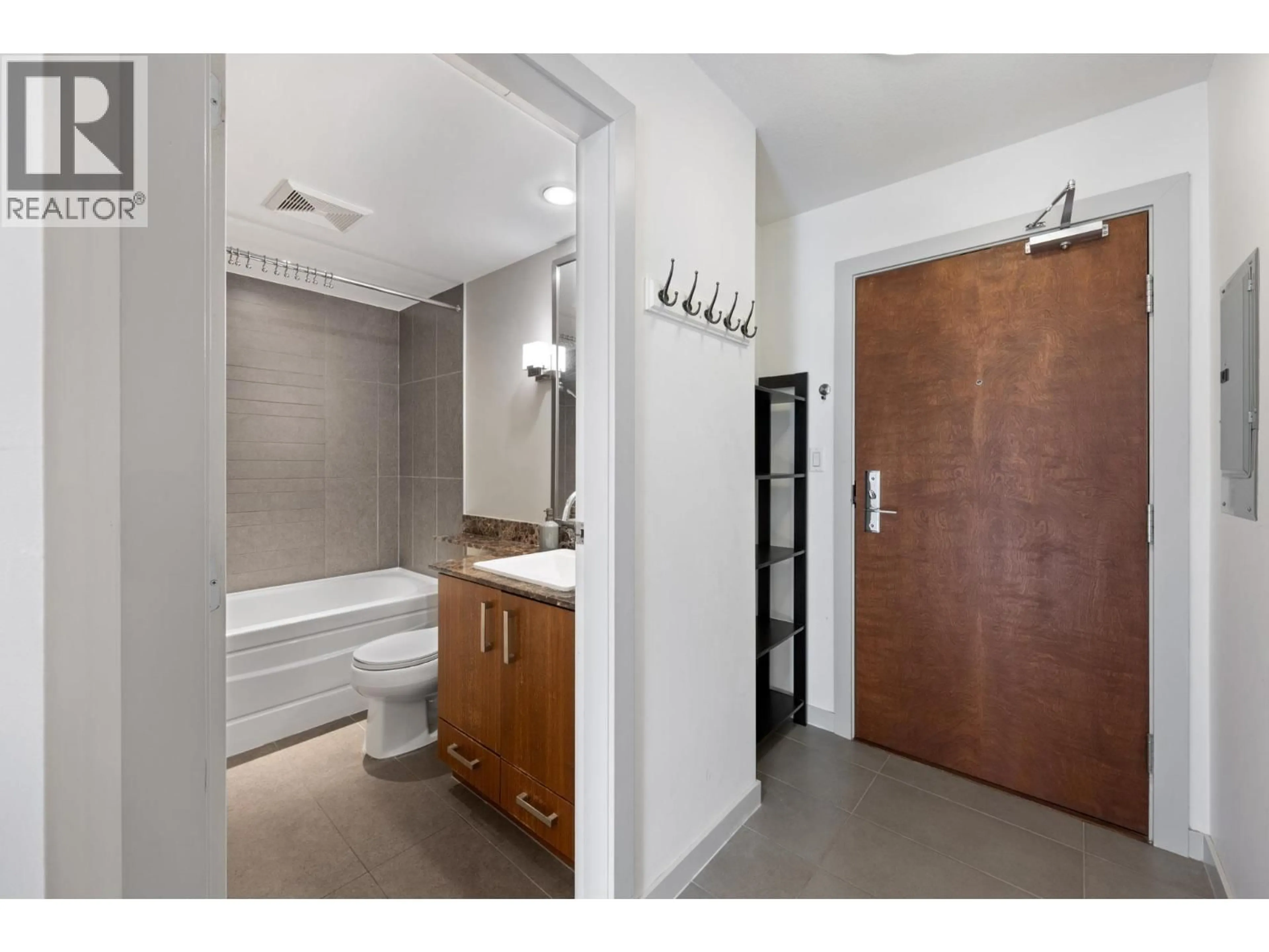Indoor entryway for 312 - 5775 IRMIN STREET, Burnaby British Columbia V5J0C3