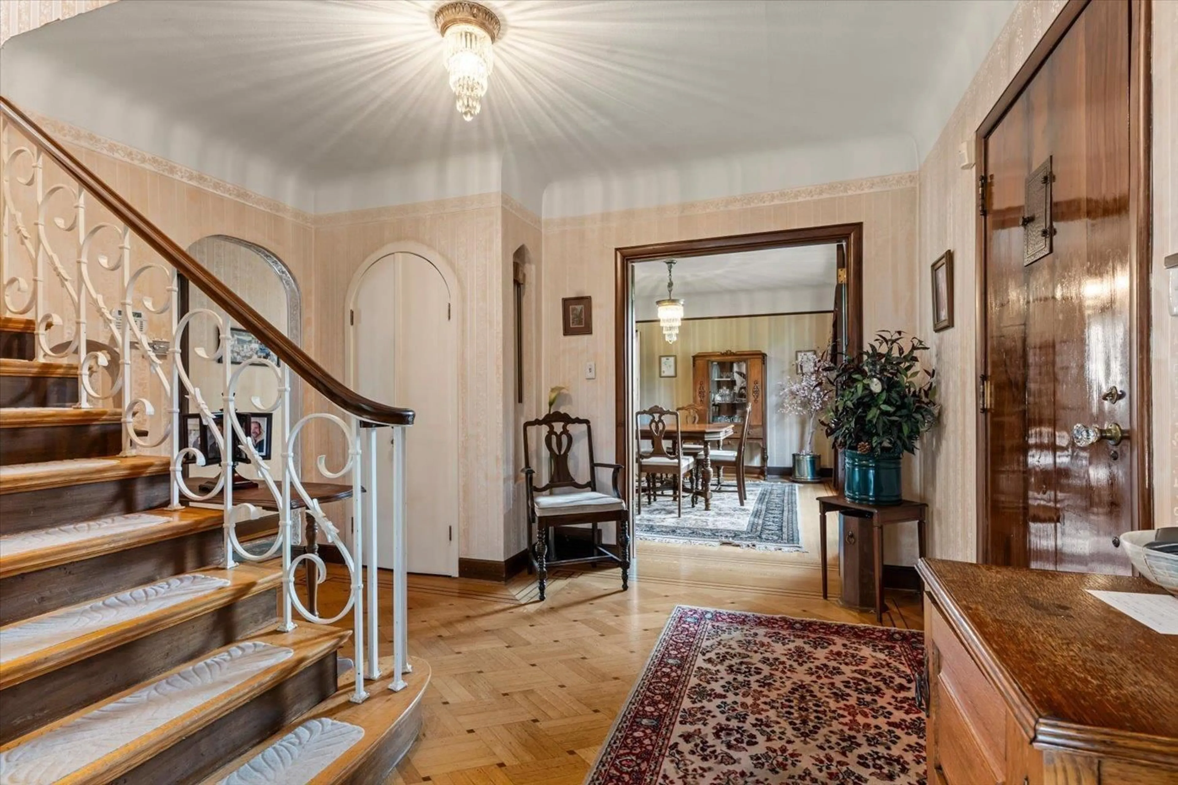 Indoor foyer for 46094 GORE AVENUE, Chilliwack British Columbia V2P1Z6