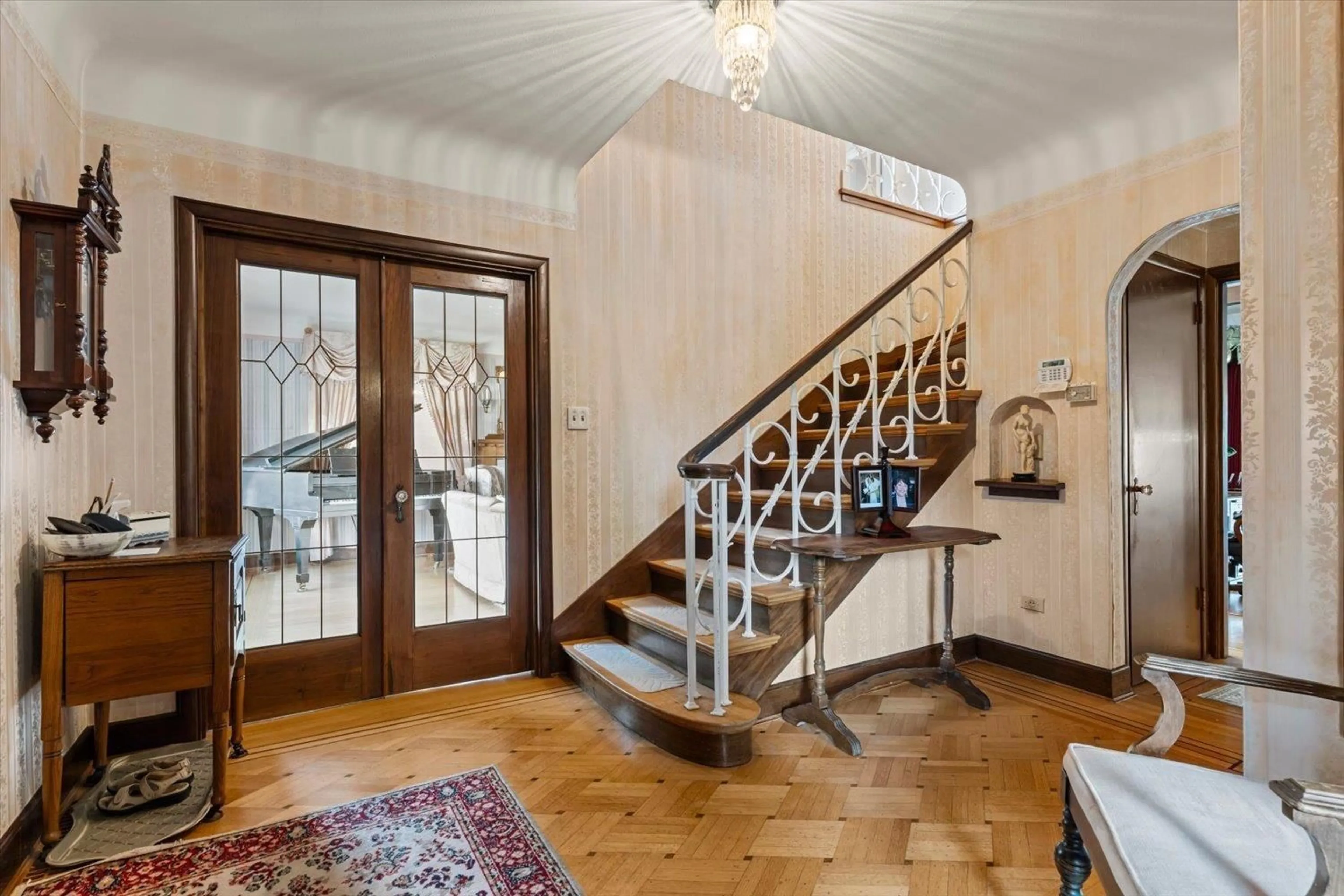 Indoor foyer for 46094 GORE AVENUE, Chilliwack British Columbia V2P1Z6