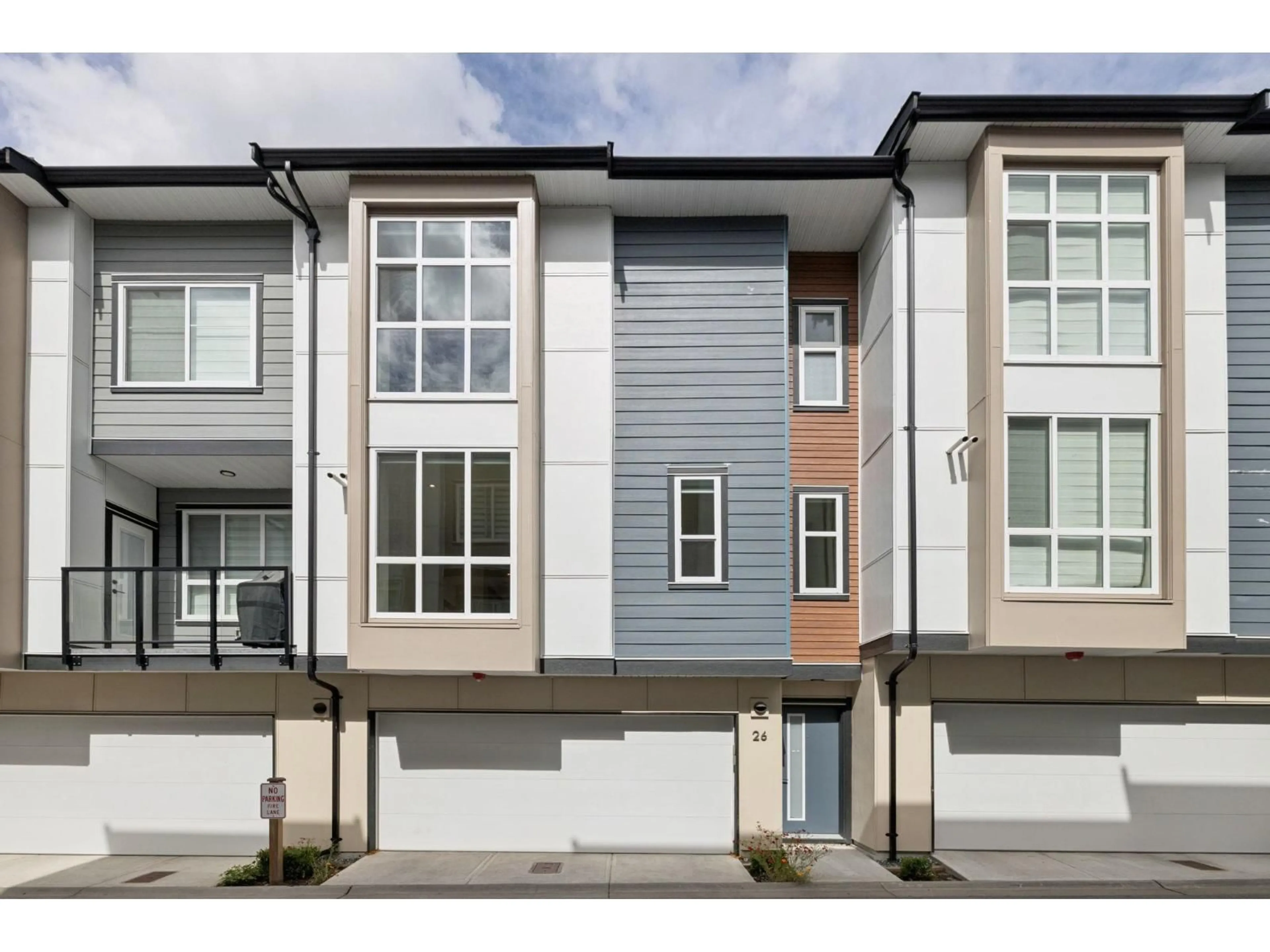 Home with vinyl exterior material, street for 26 - 7670 207 STREET, Langley British Columbia V2Y3N7