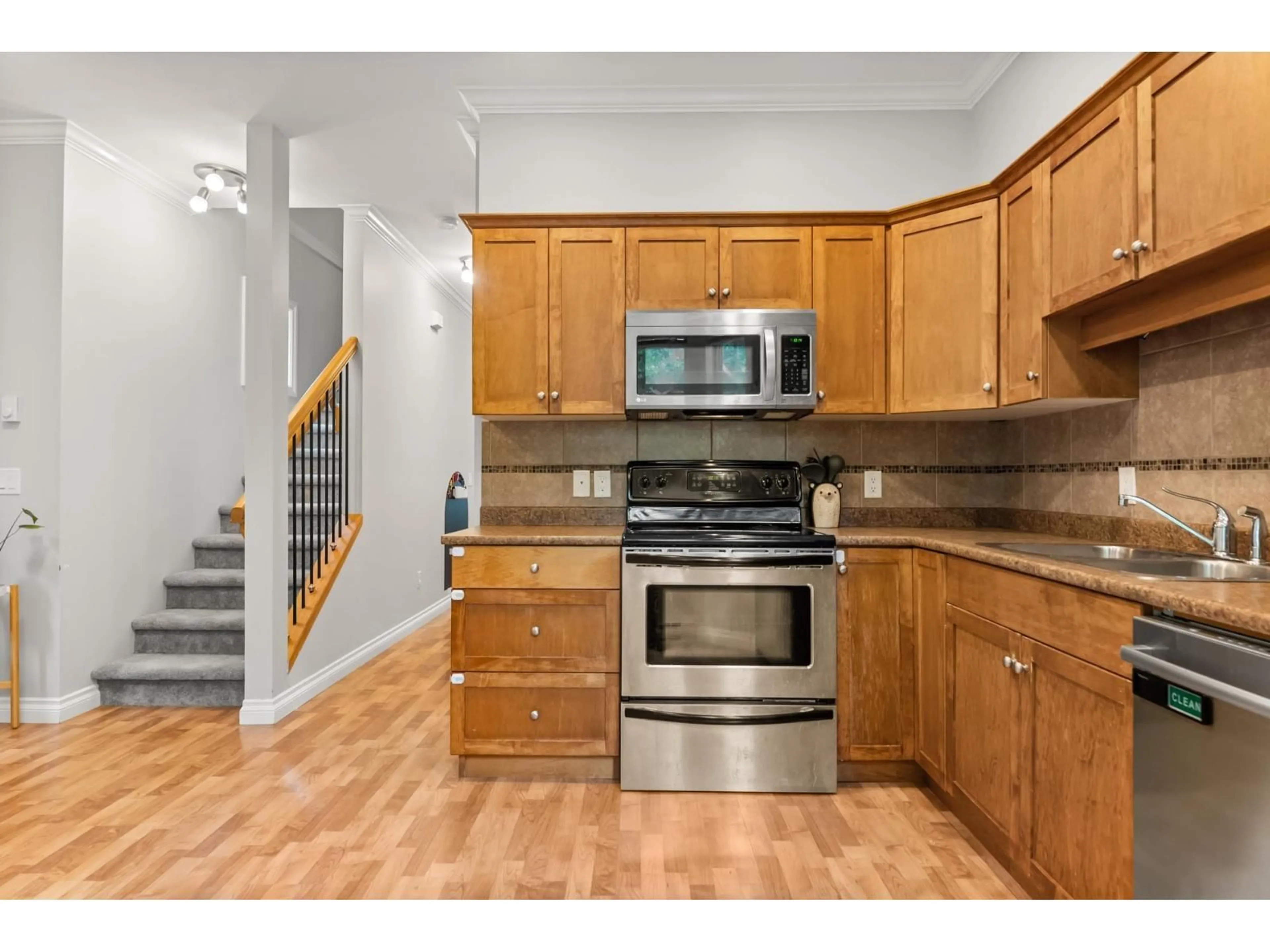 Standard kitchen, unknown for 20 - 33321 GEORGE FERGUSON WAY, Abbotsford British Columbia V2S2L6