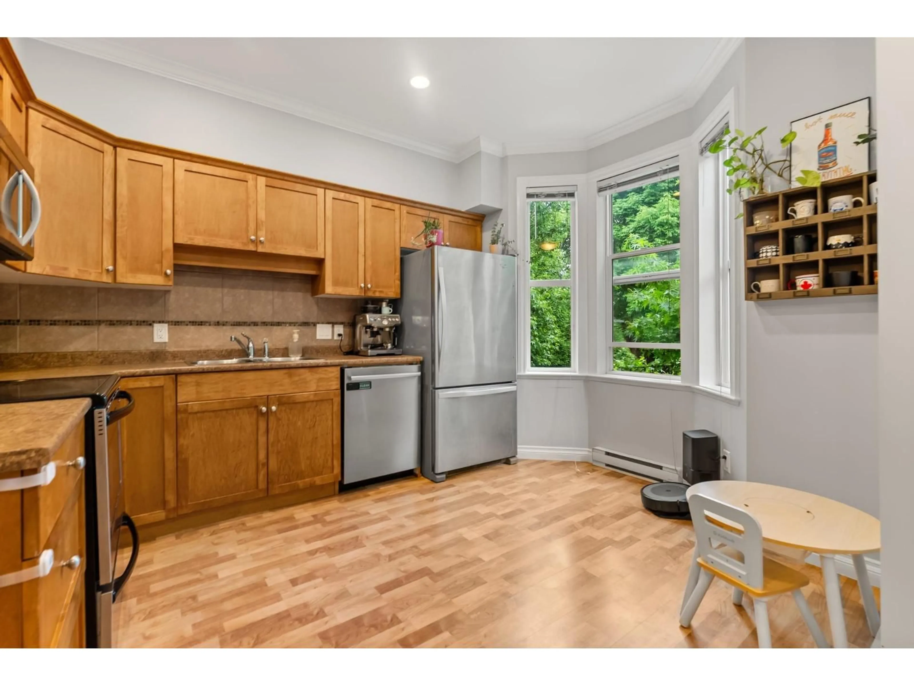 Standard kitchen, wood/laminate floor for 20 - 33321 GEORGE FERGUSON WAY, Abbotsford British Columbia V2S2L6