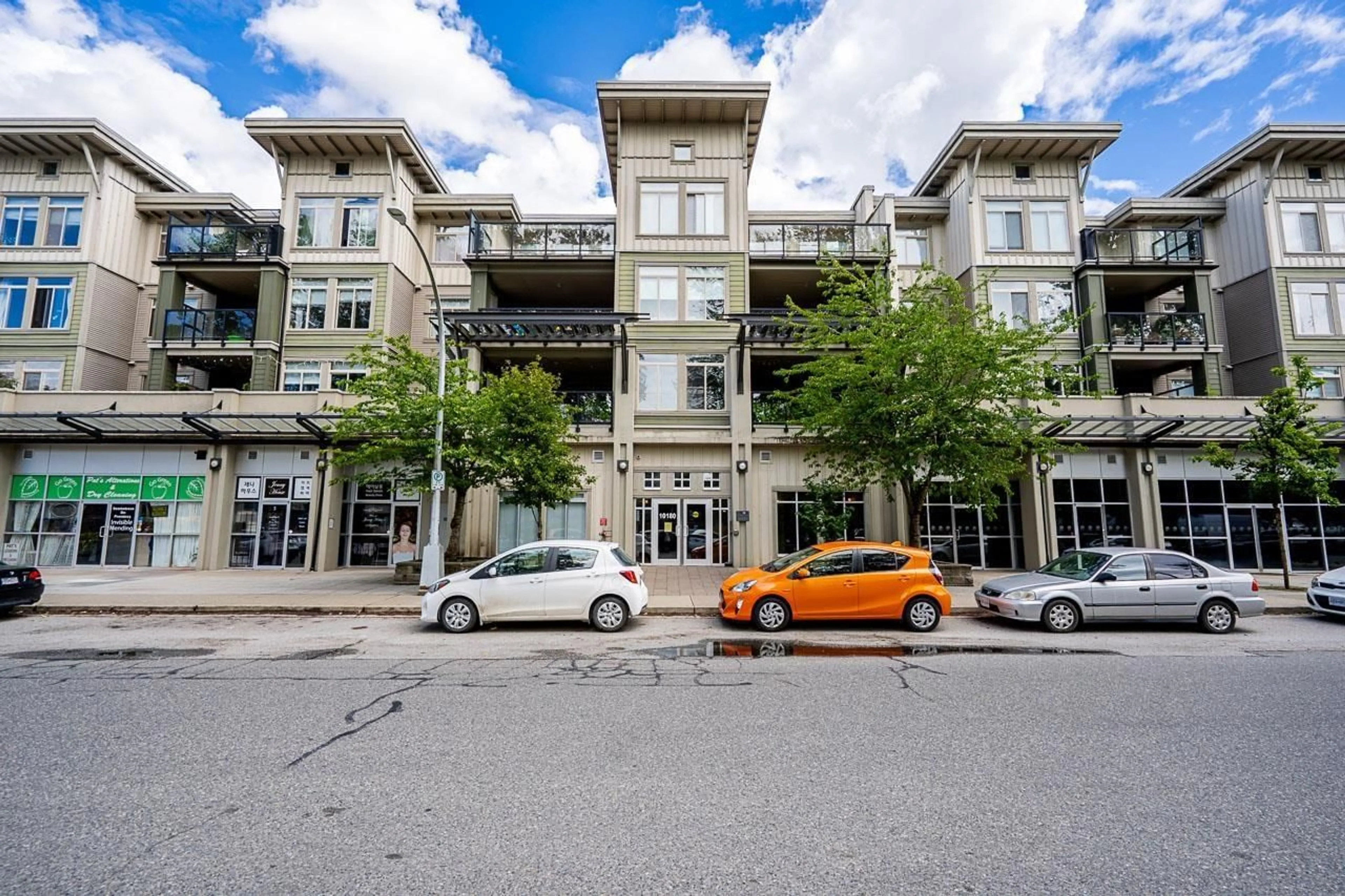 Patio, building for 315 - 10180 153 STREET, Surrey British Columbia V3R0B5