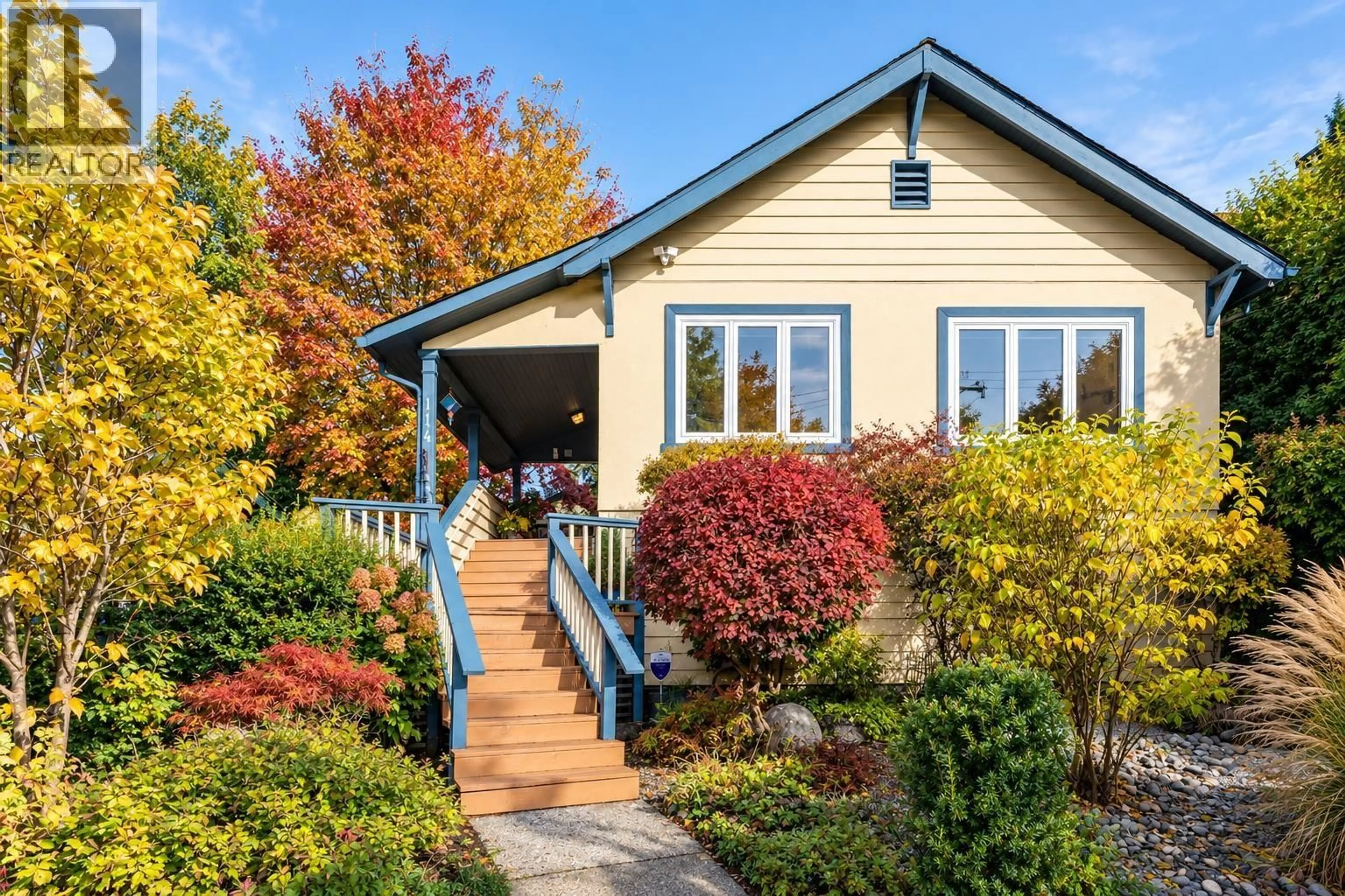 Home with vinyl exterior material, street for 114 KINGS ROAD, North Vancouver British Columbia V7N2L8