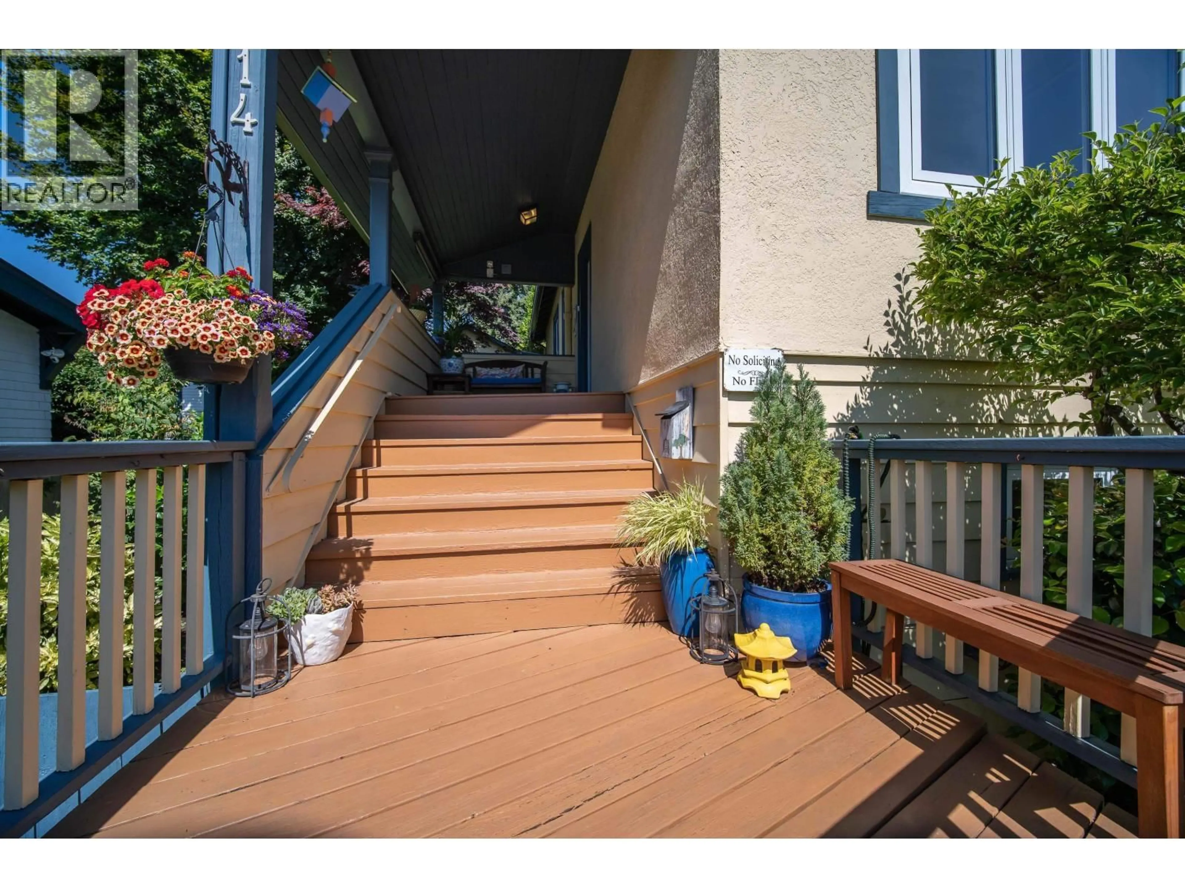Indoor entryway for 114 KINGS ROAD, North Vancouver British Columbia V7N2L8