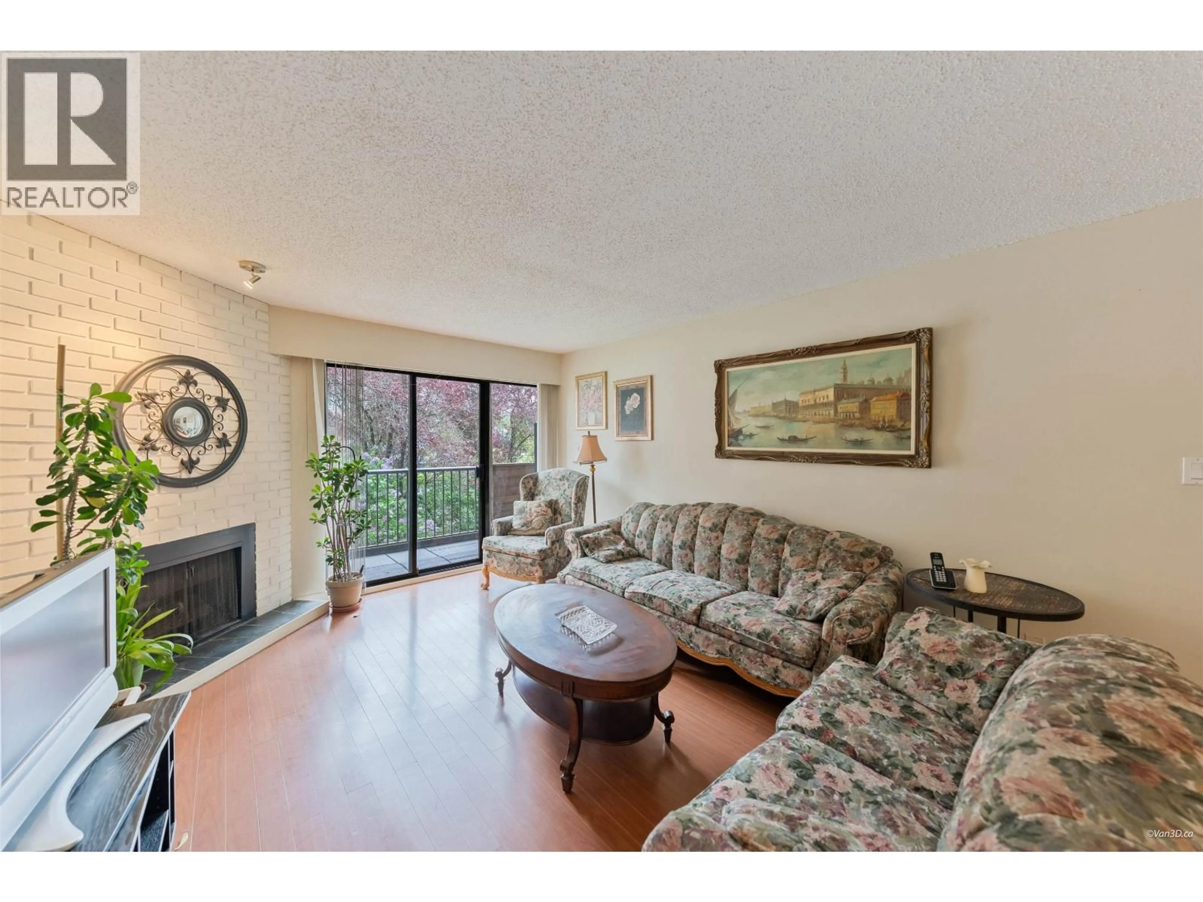 Living room with furniture, unknown for 204 - 2299 30TH AVENUE, Vancouver British Columbia V5N5N1