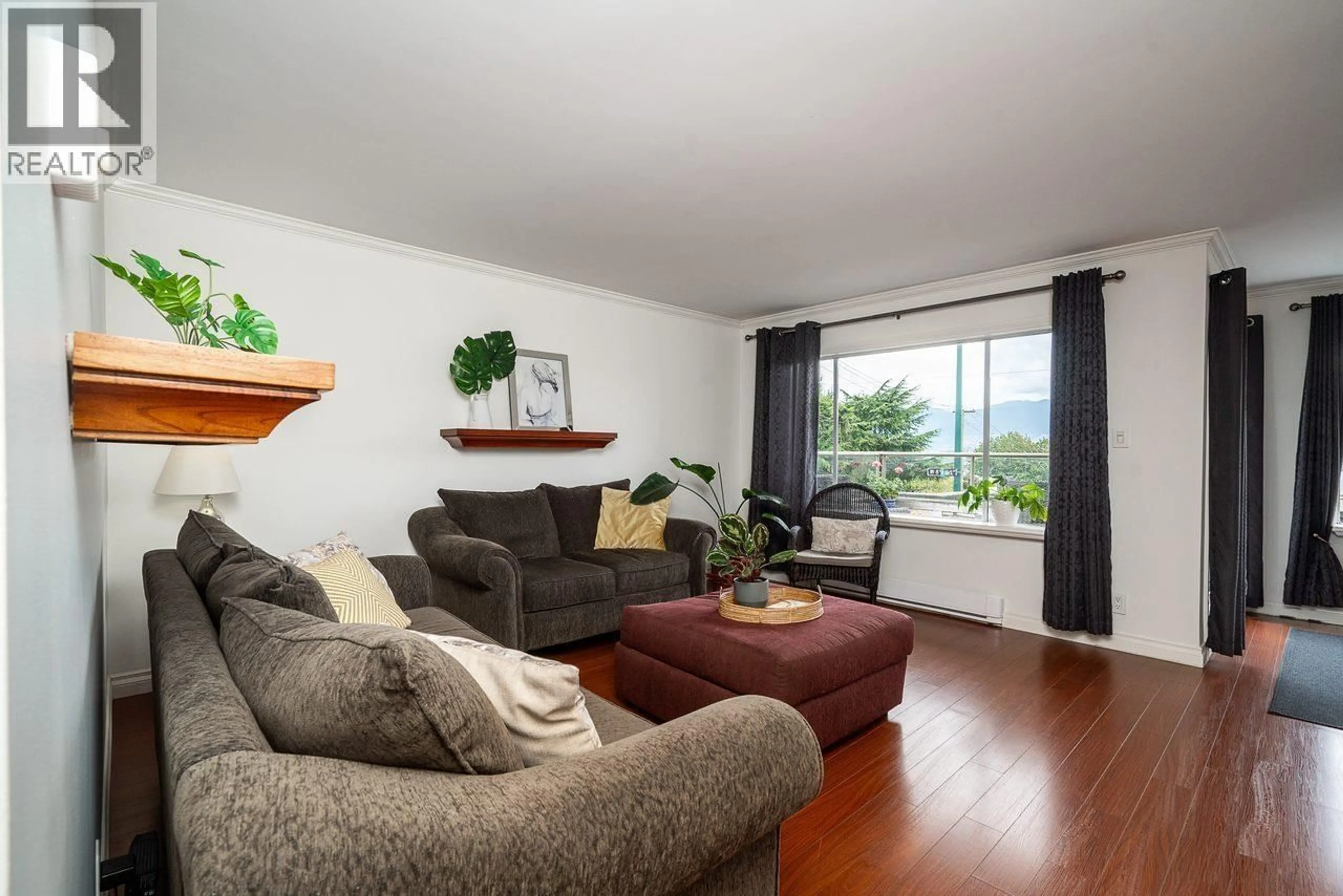 Living room with furniture, wood/laminate floor for 104 - 2412 ALDER STREET, Vancouver British Columbia V6H3Z4