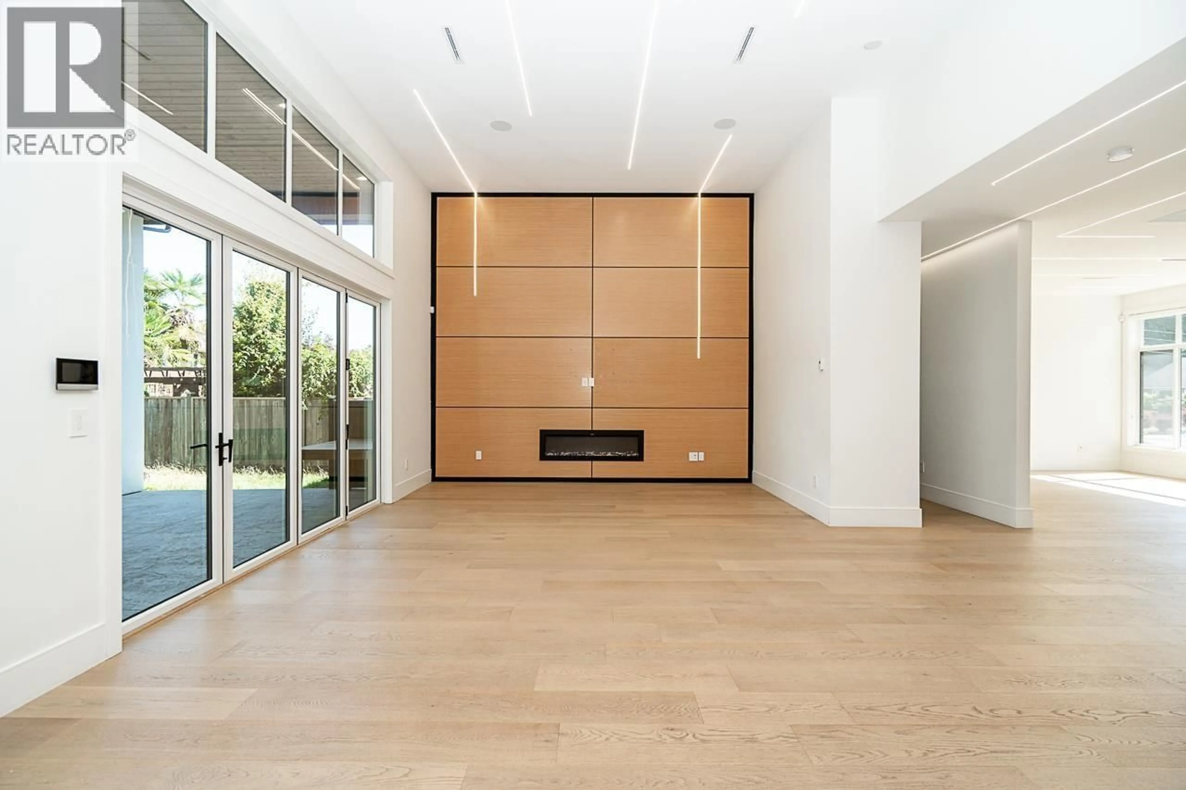 Indoor foyer for 5093 2 AVENUE, Tsawwassen British Columbia V4M3P5