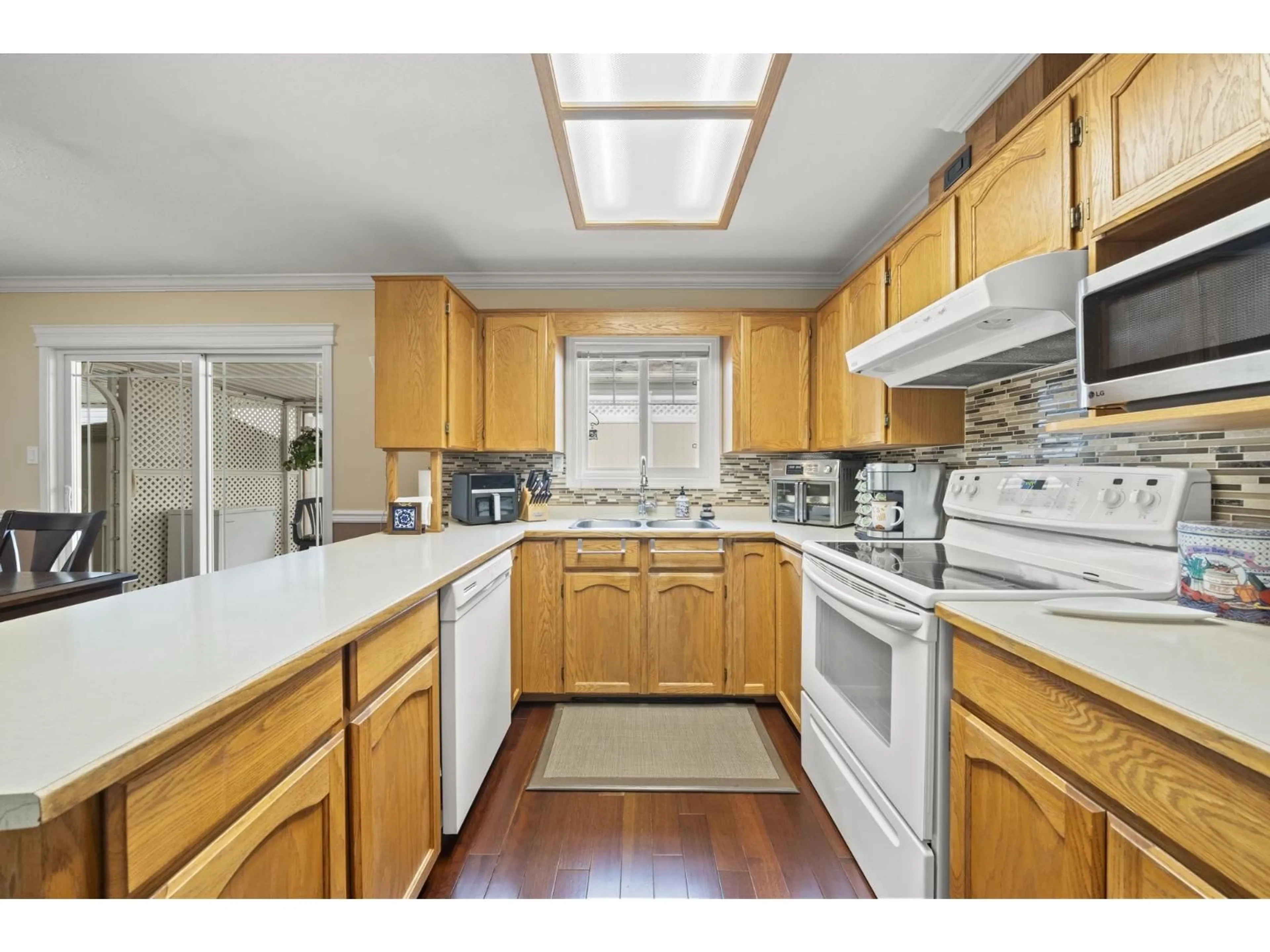 Standard kitchen, unknown for 6 - 8078 KING GEORGE BOULEVARD, Surrey British Columbia V3W5B5