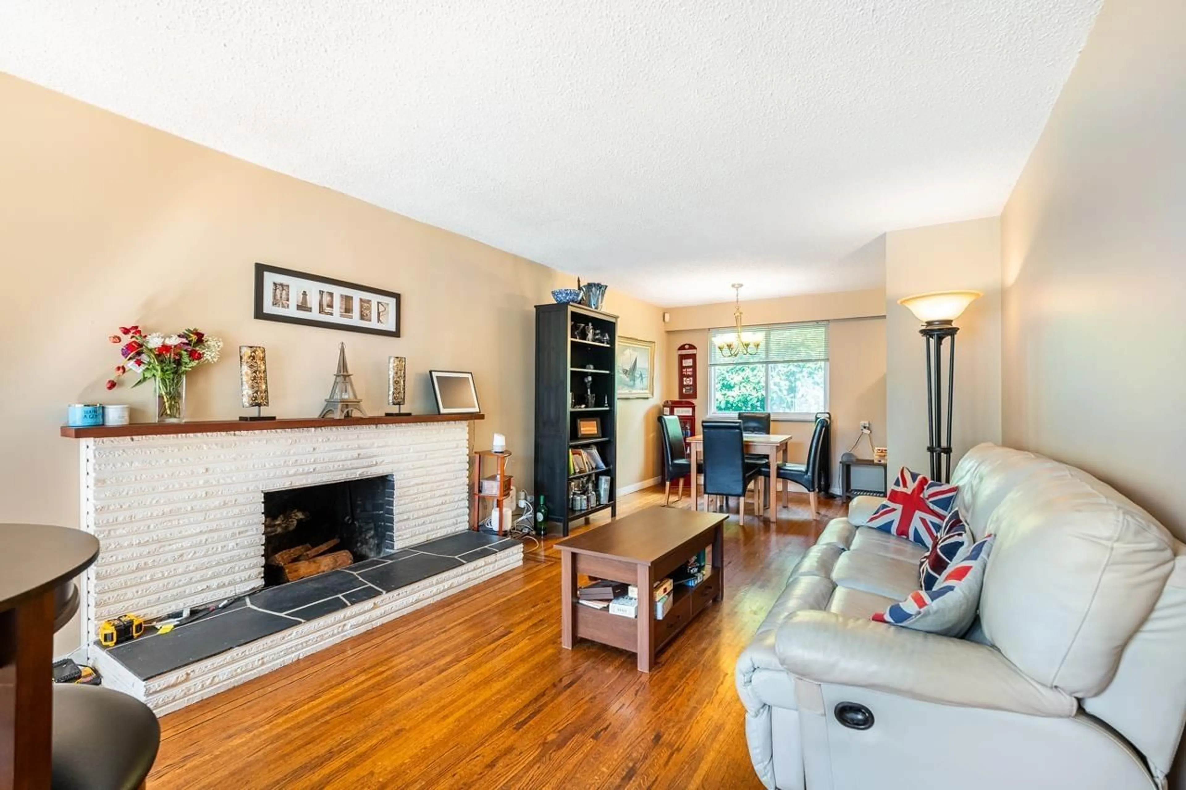 Living room with furniture, wood/laminate floor for 11288 135 STREET, Surrey British Columbia V3R2Z7