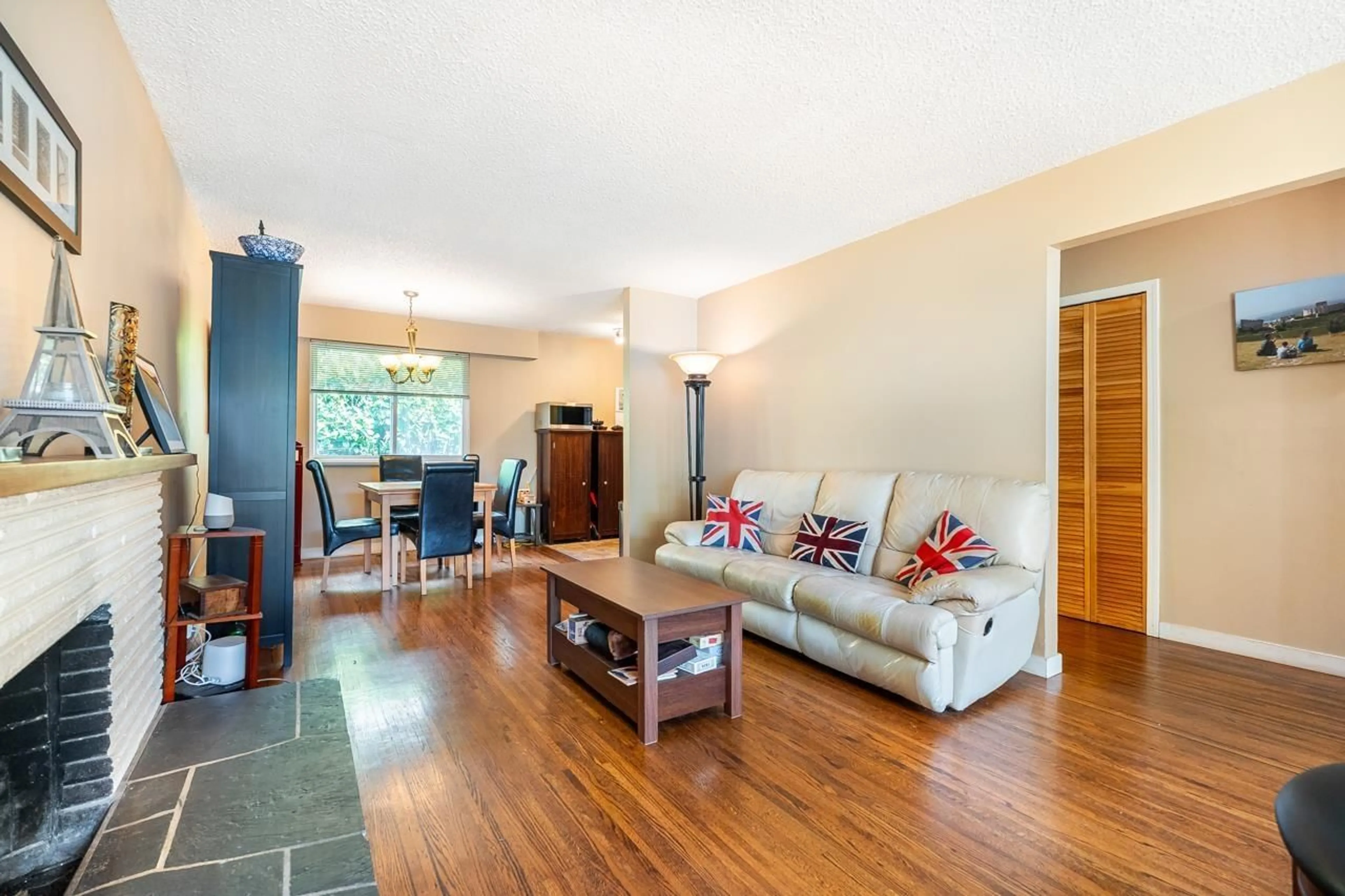 Living room with furniture, wood/laminate floor for 11288 135 STREET, Surrey British Columbia V3R2Z7