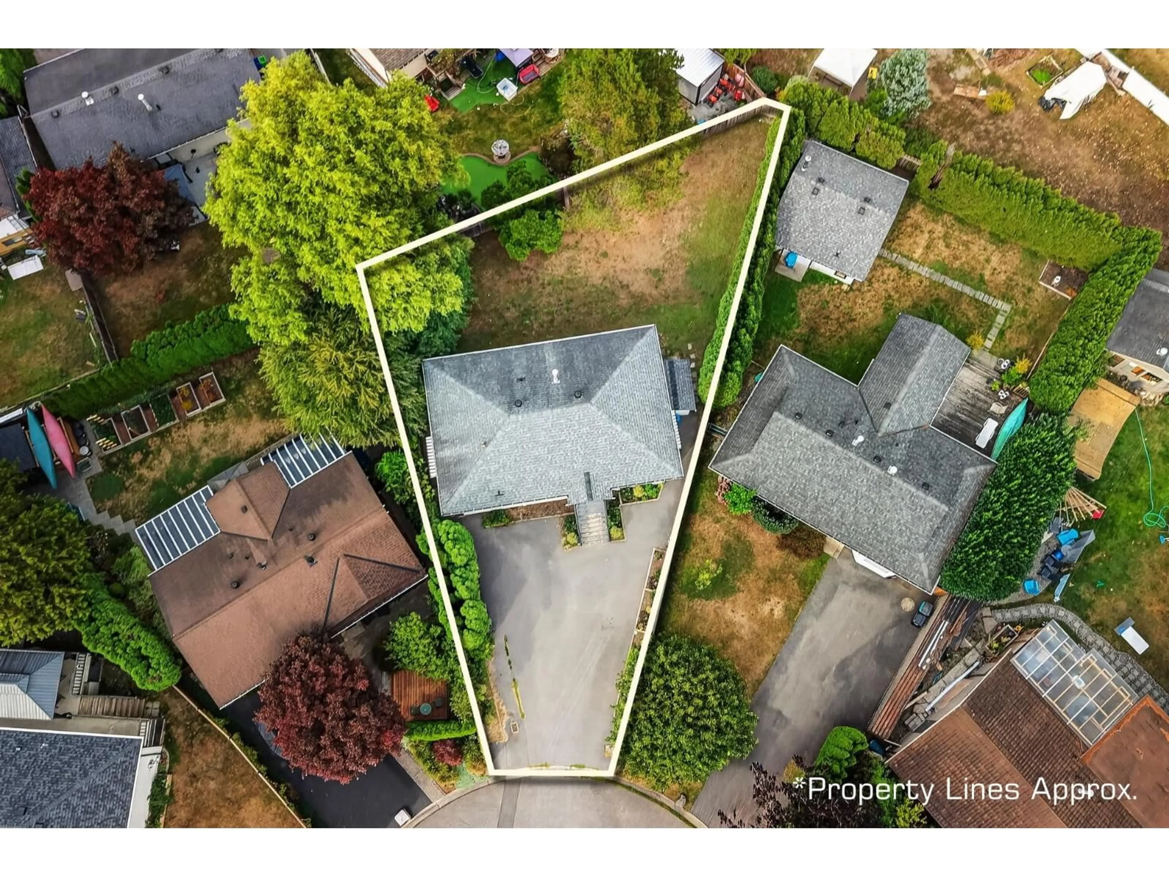 A pic from outside/outdoor area/front of a property/back of a property/a pic from drone, street for 20543 50A AVENUE, Langley British Columbia V3A6X3