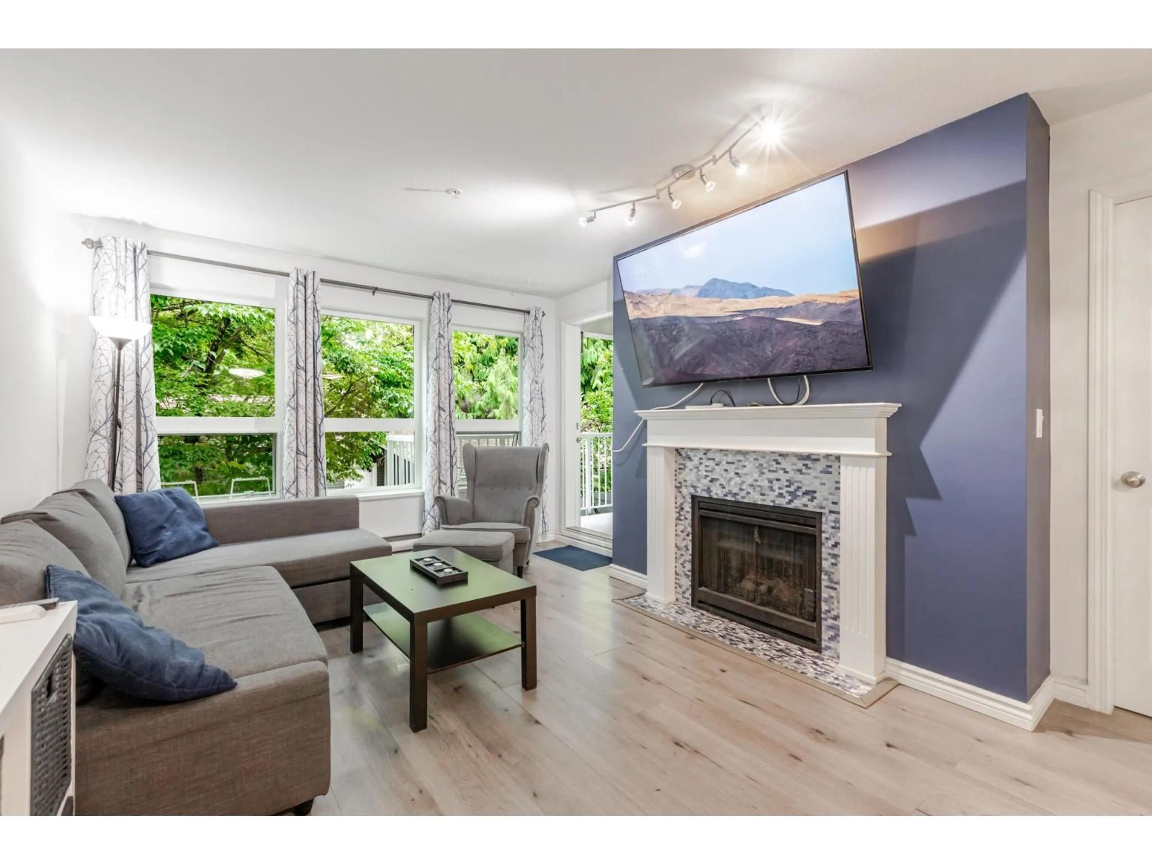 Living room with furniture, wood/laminate floor for 202 - 9688 148 STREET, Surrey British Columbia V3R0W2