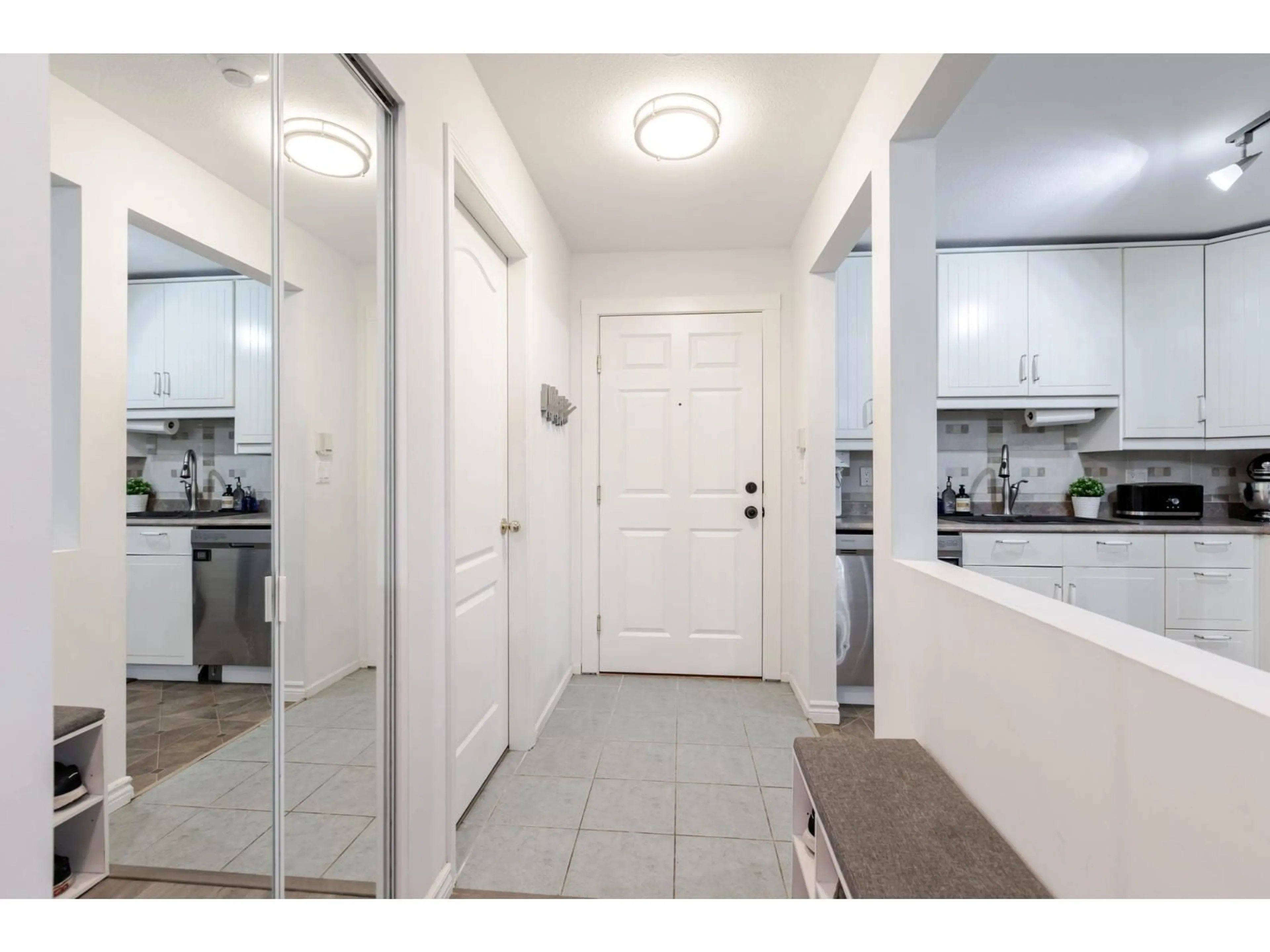 Indoor entryway for 202 - 9688 148 STREET, Surrey British Columbia V3R0W2