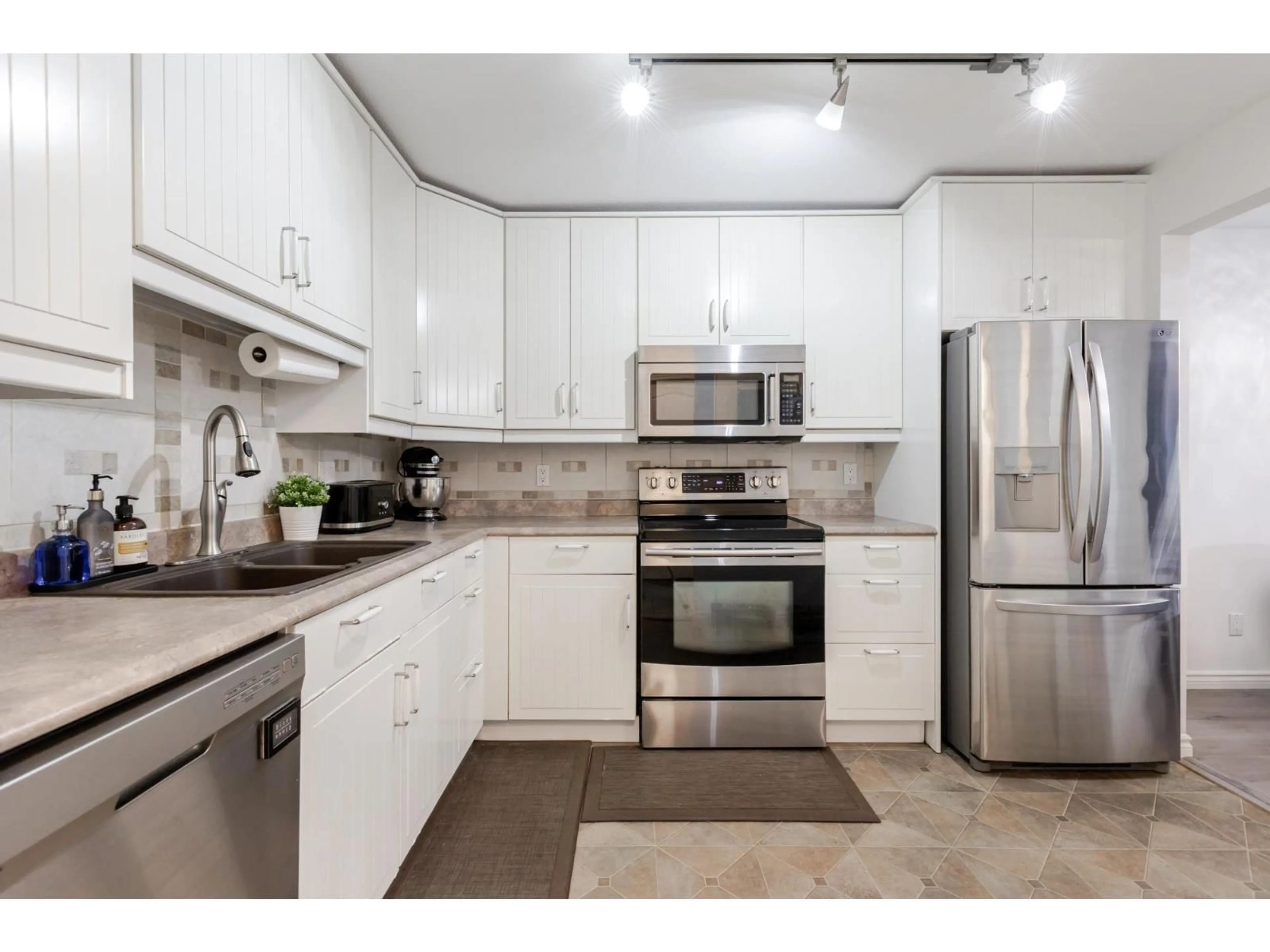 Standard kitchen, ceramic/tile floor for 202 - 9688 148 STREET, Surrey British Columbia V3R0W2