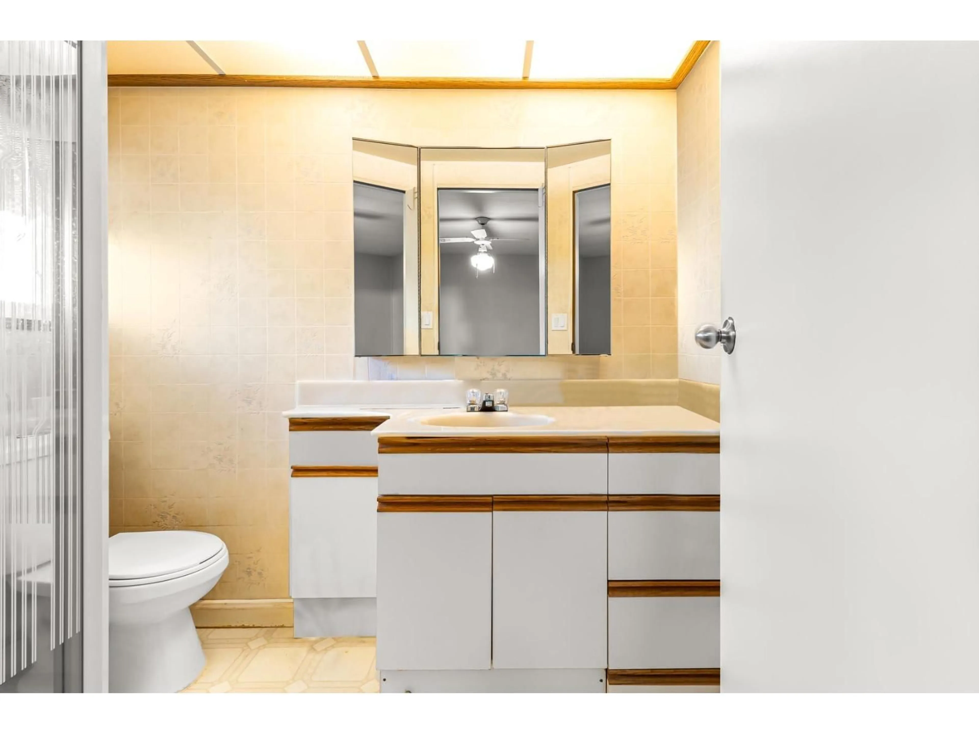 Standard bathroom, ceramic/tile floor for 15869 YORKSHIRE PLACE, Surrey British Columbia V4A5K7