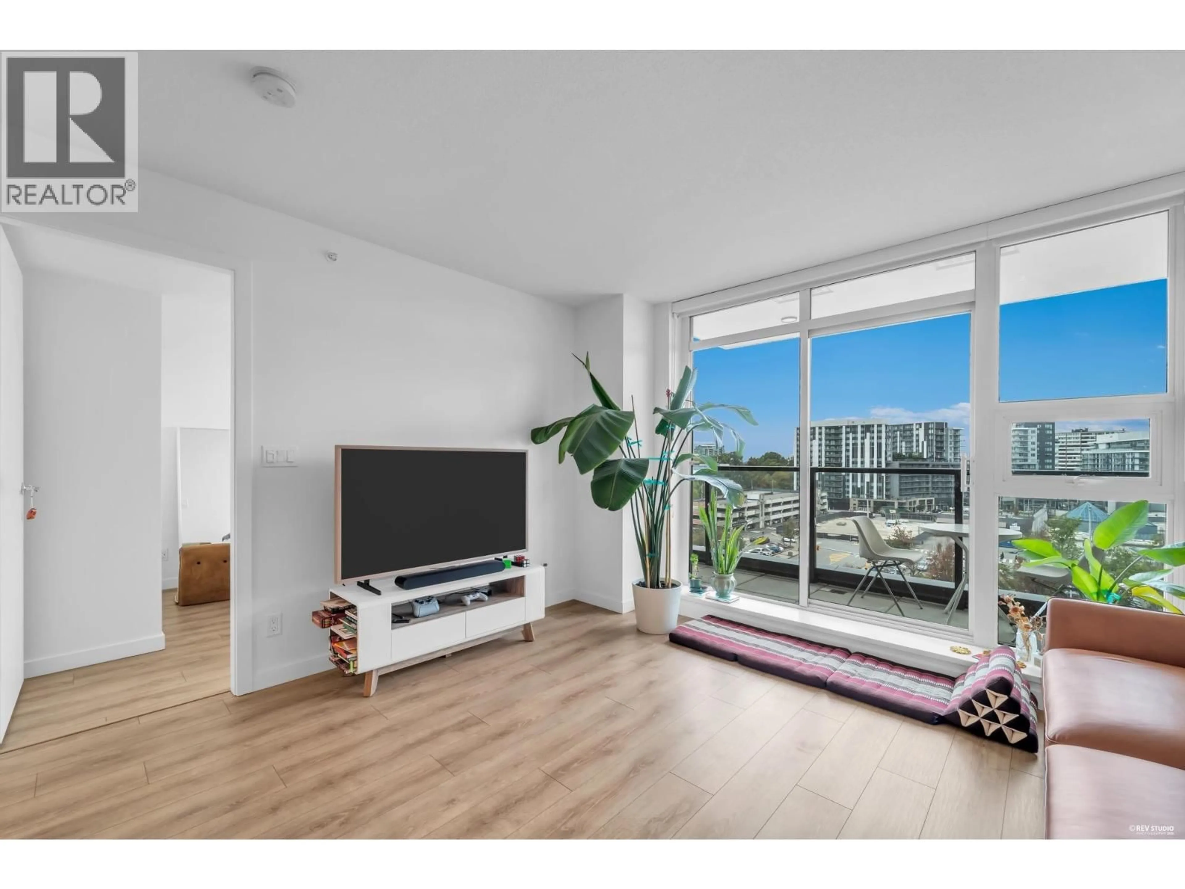 Living room with furniture, wood/laminate floor for 804 - 8111 PARK ROAD, Richmond British Columbia V6Y0M2