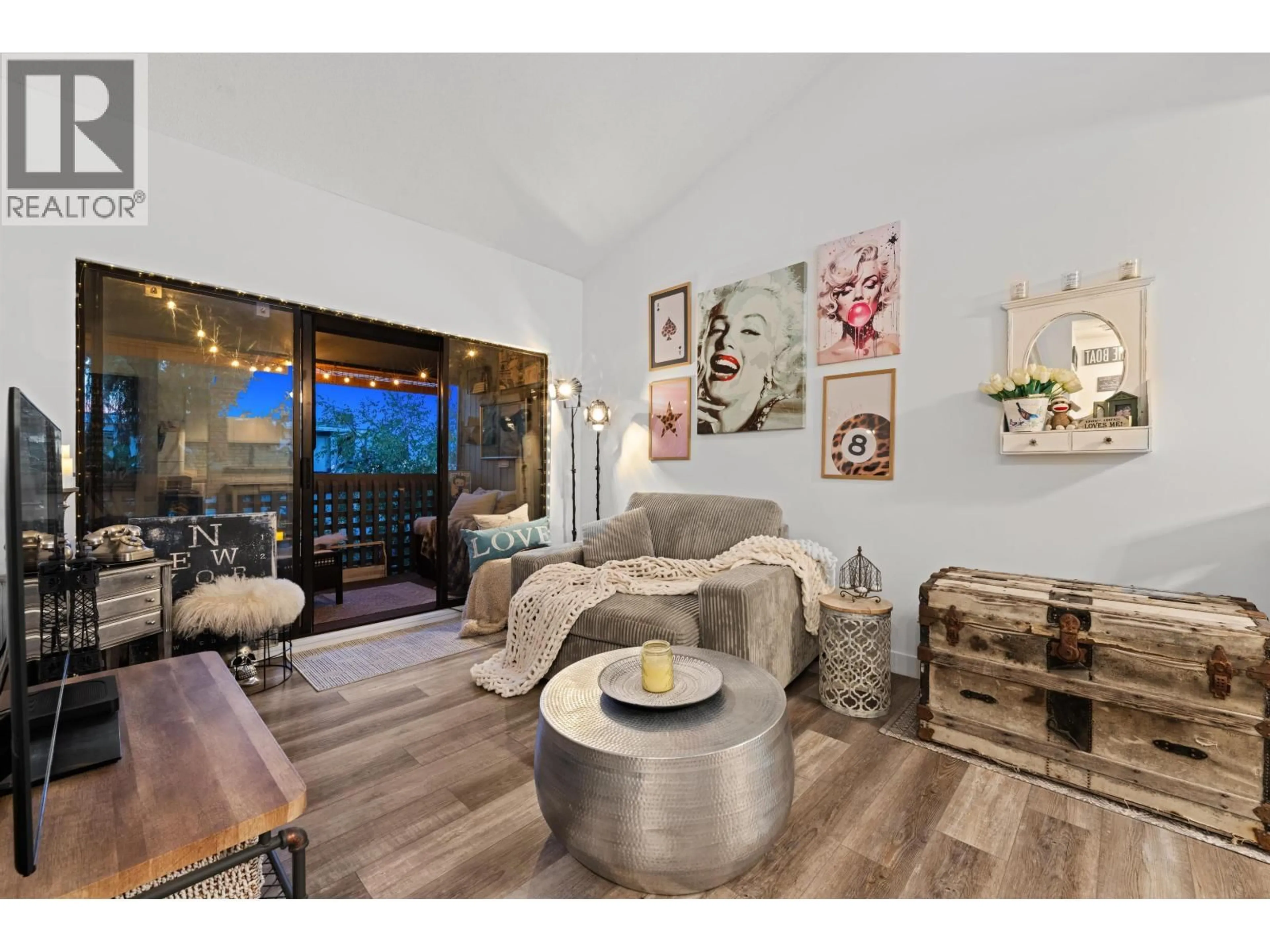 Living room with furniture, wood/laminate floor for 401 - 2173 6 AVENUE, Vancouver British Columbia V6K1V5