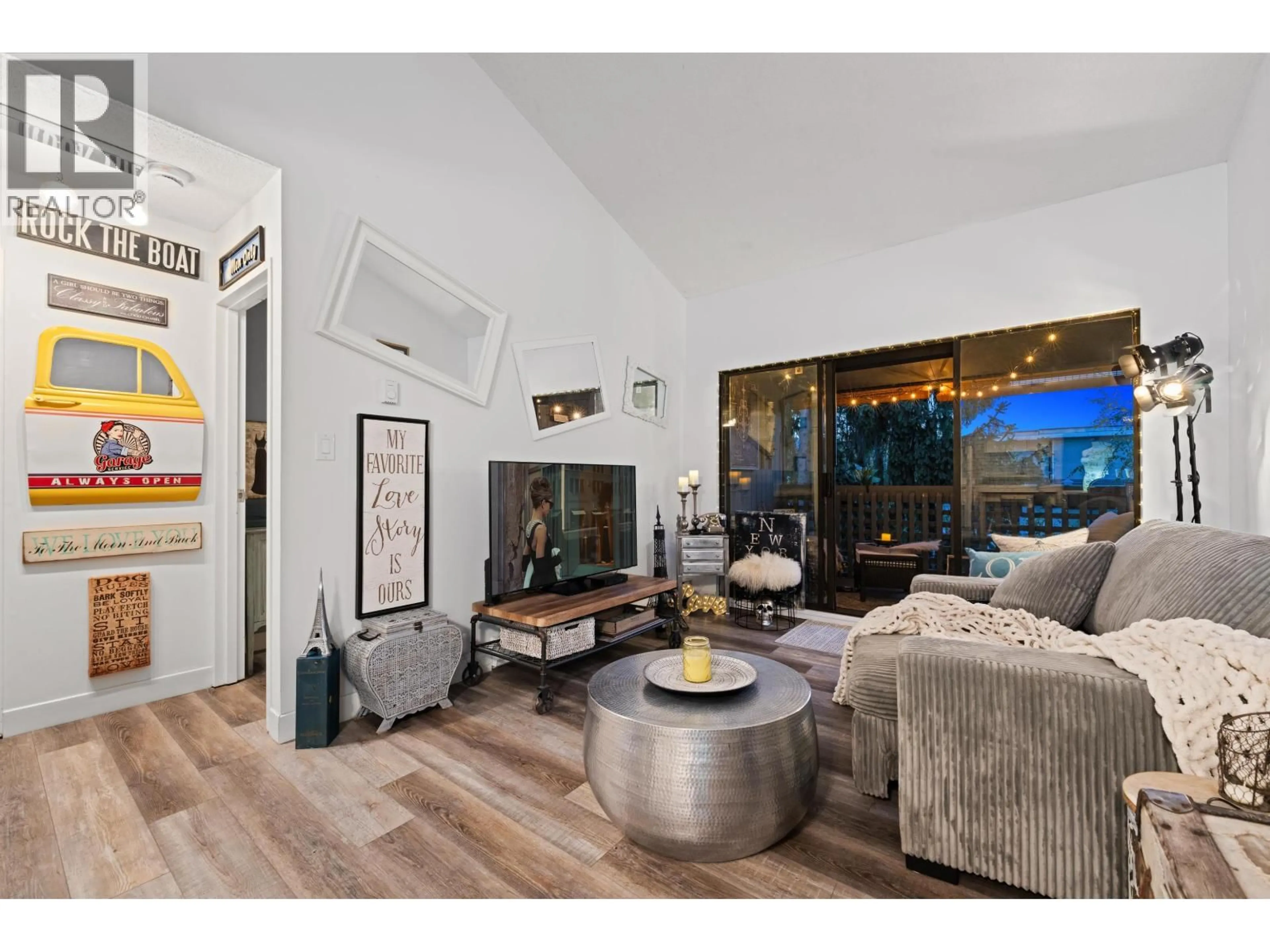 Living room with furniture, wood/laminate floor for 401 - 2173 6 AVENUE, Vancouver British Columbia V6K1V5