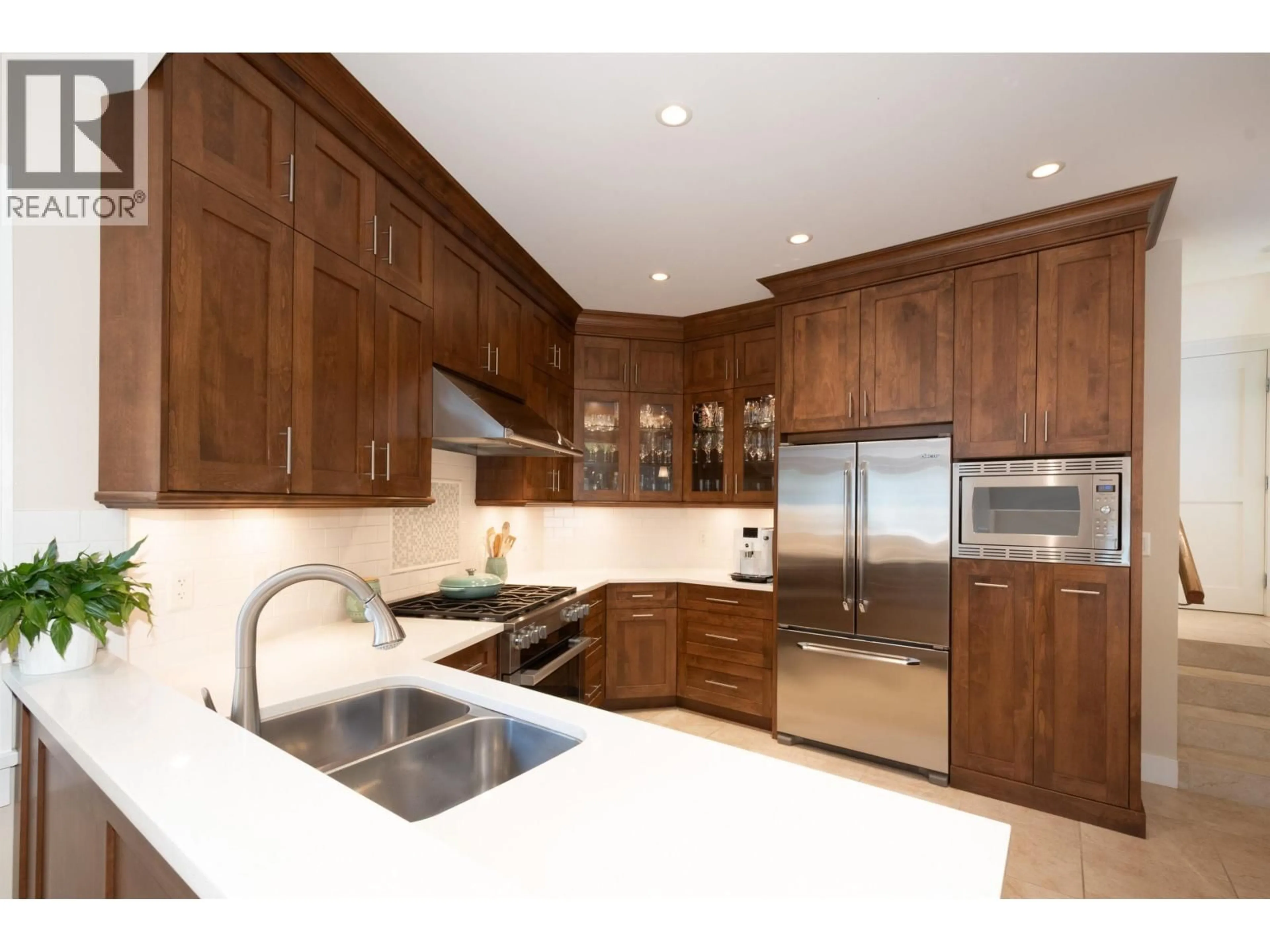 Contemporary kitchen, unknown for 2643 PANORAMA DRIVE, North Vancouver British Columbia V7G1V7