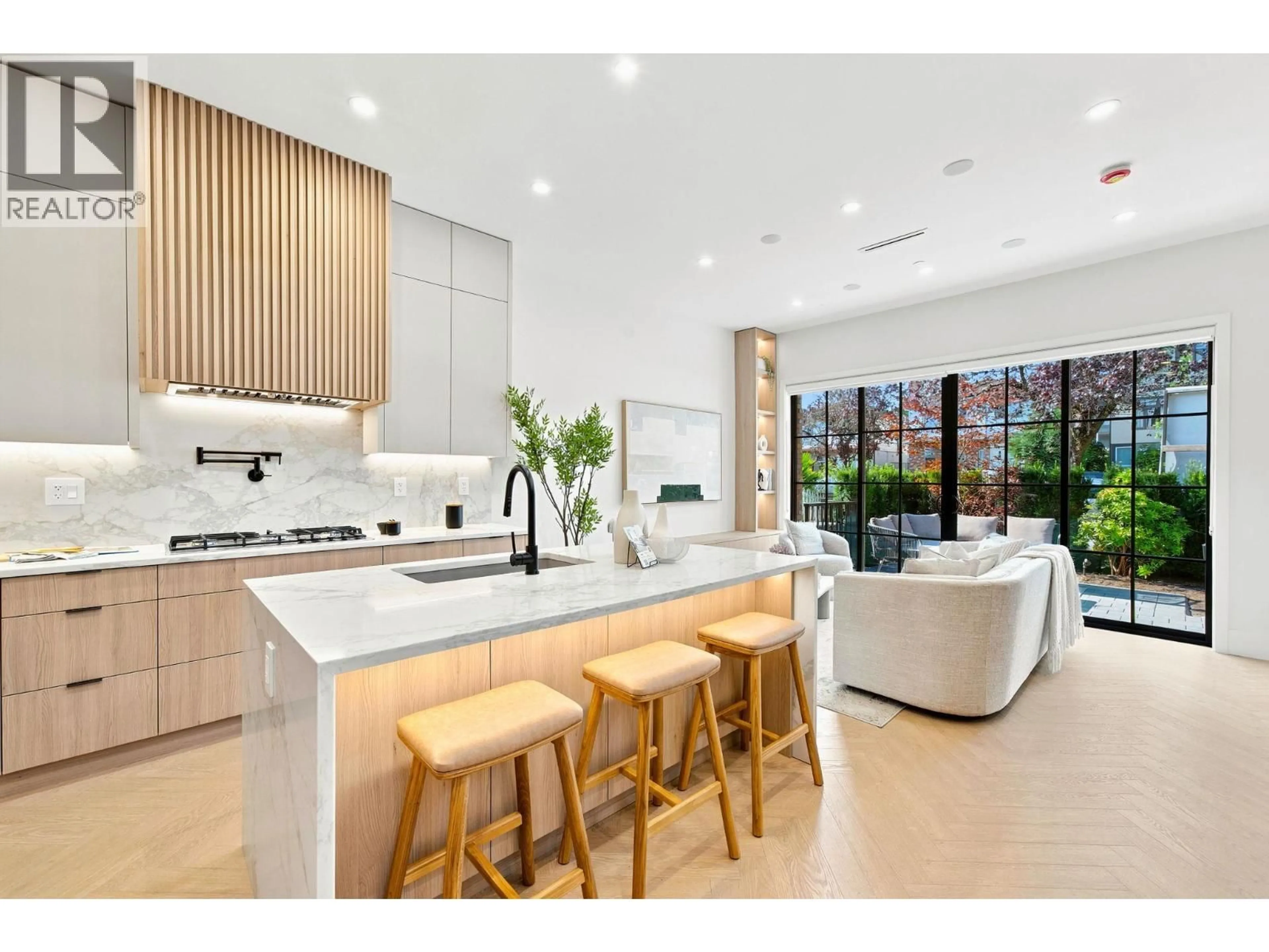 Open concept kitchen, ceramic/tile floor for 2 - 646 E 23RD AVENUE, Vancouver British Columbia V5V1X8