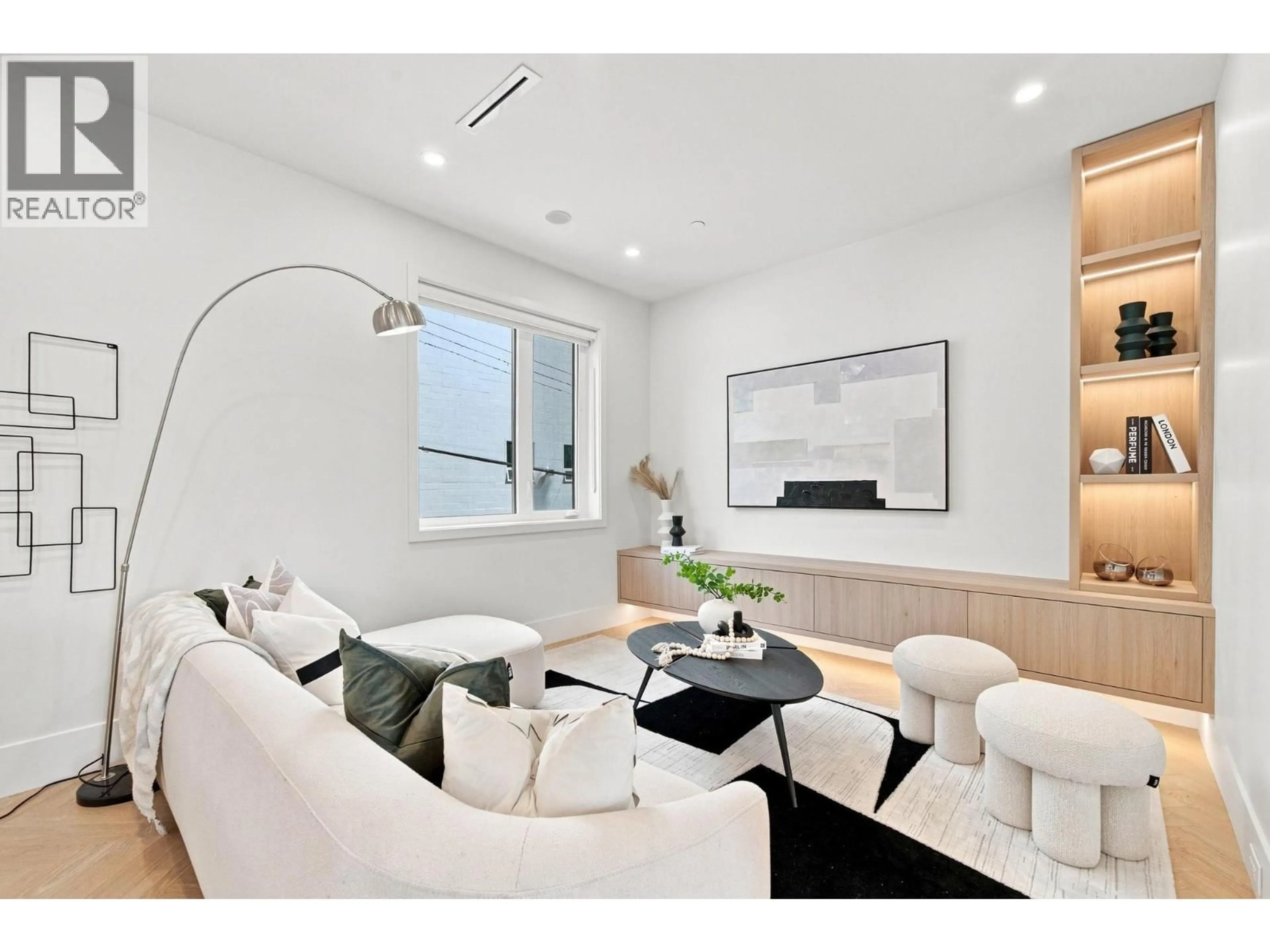 Living room with furniture, unknown for 646 E 23RD AVENUE, Vancouver British Columbia V5V1X8