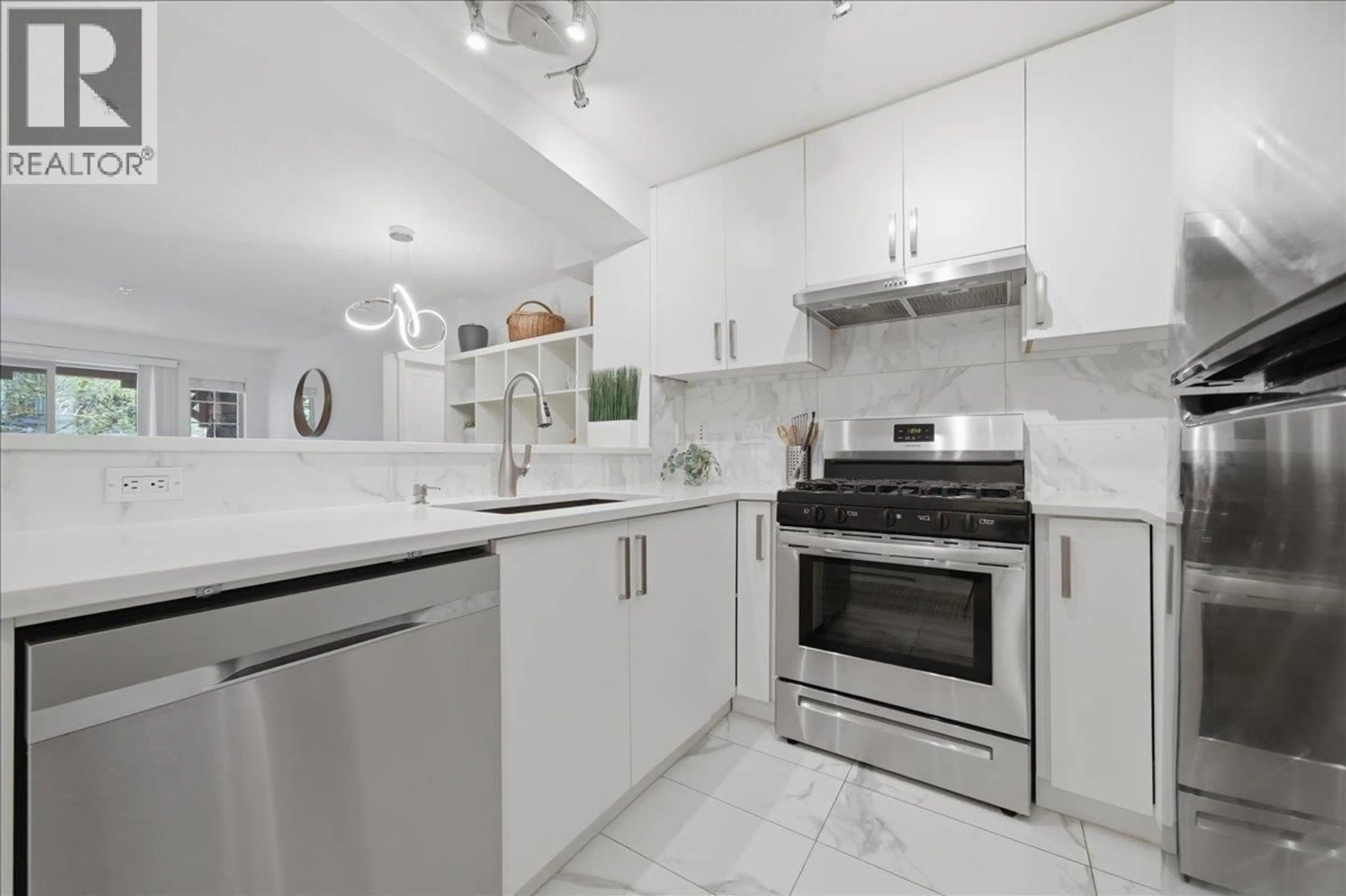 Open concept kitchen, ceramic/tile floor for 310 - 2966 SILVER SPRINGS BOULEVARD, Coquitlam British Columbia V3E3S1