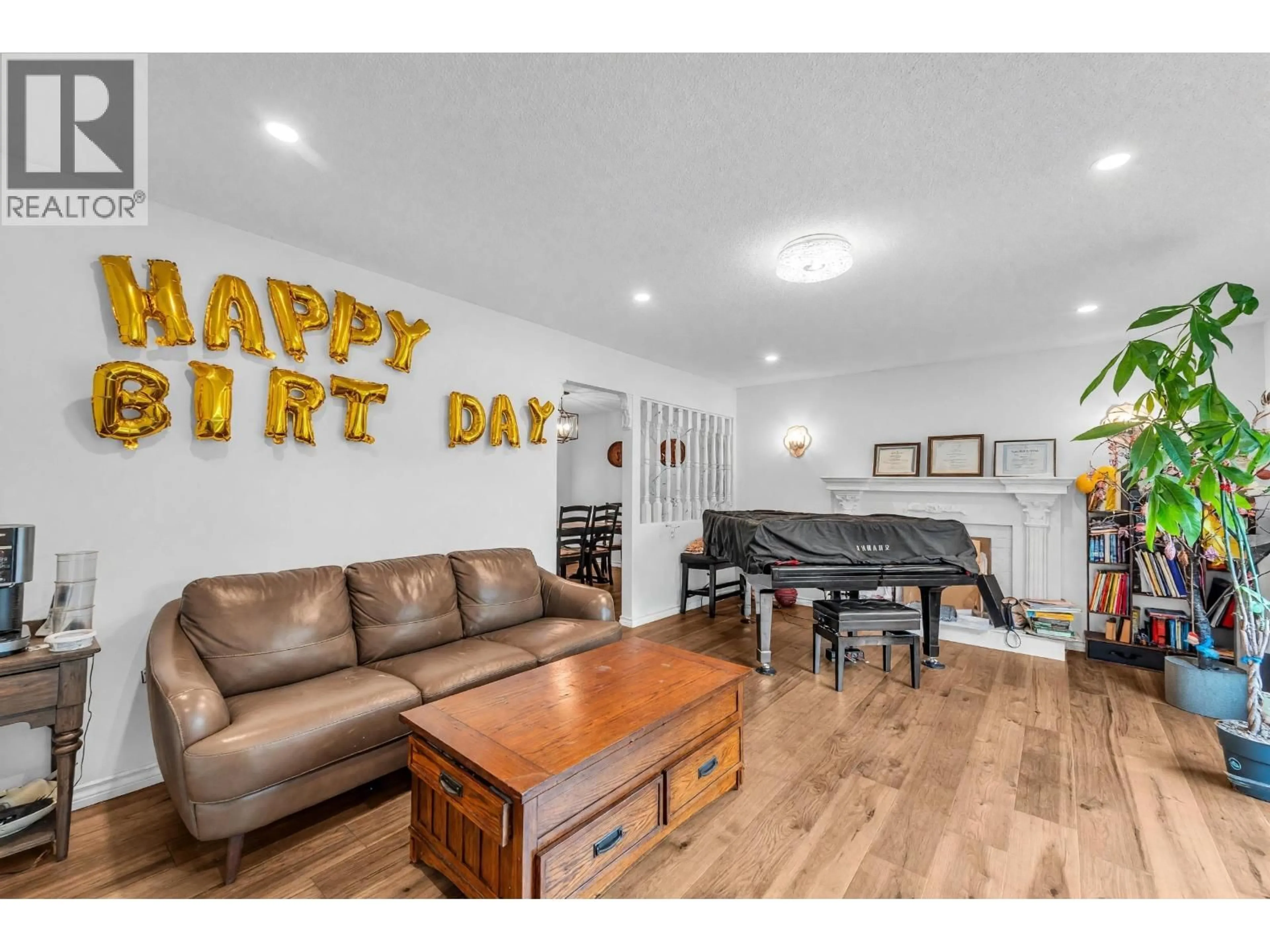 Living room with furniture, wood/laminate floor for 5331 TIFFANY PLACE, Richmond British Columbia V7C5A6