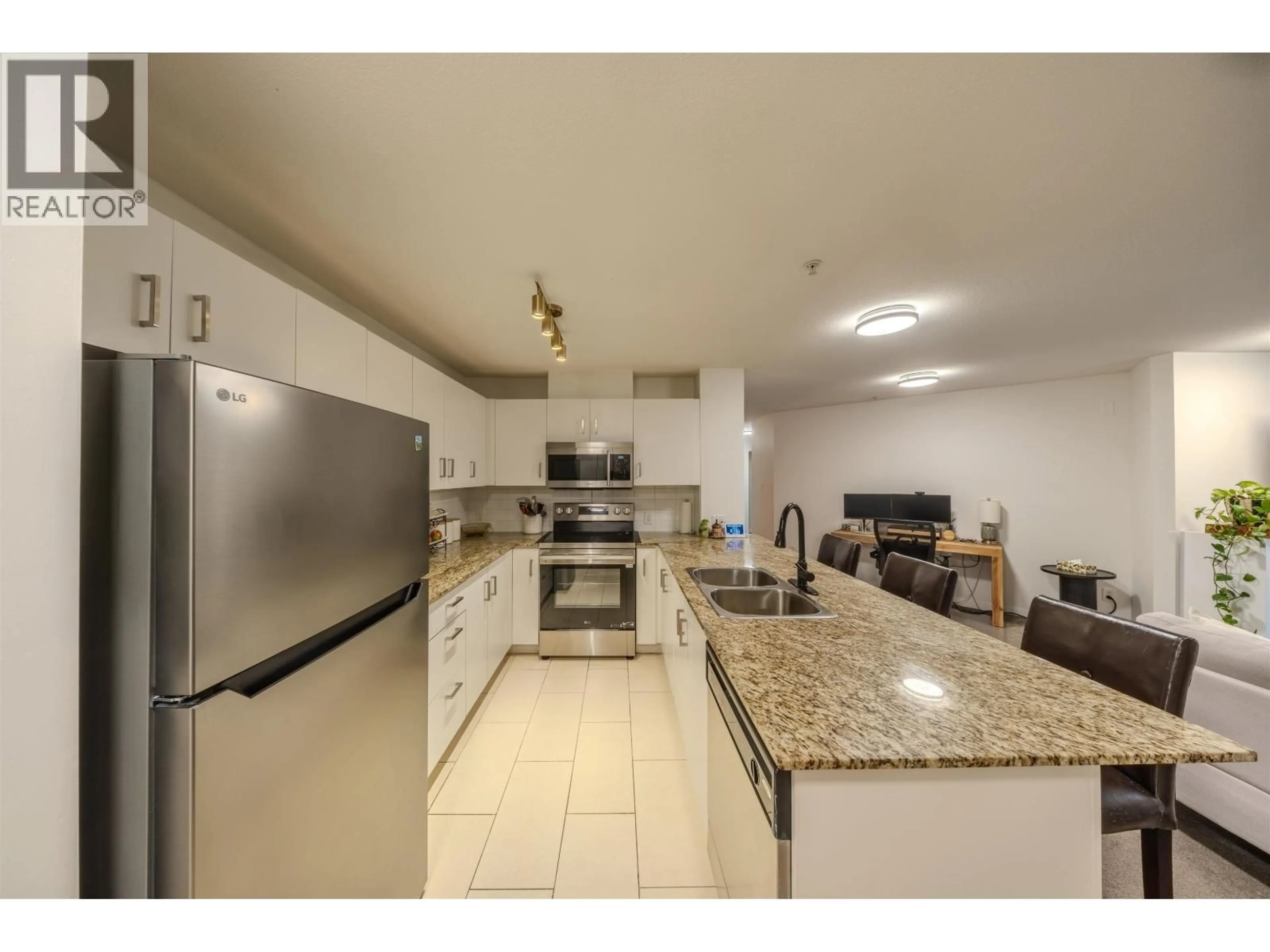 Standard kitchen, unknown for 304 - 11665 HANEY, Maple Ridge British Columbia V2X8W9