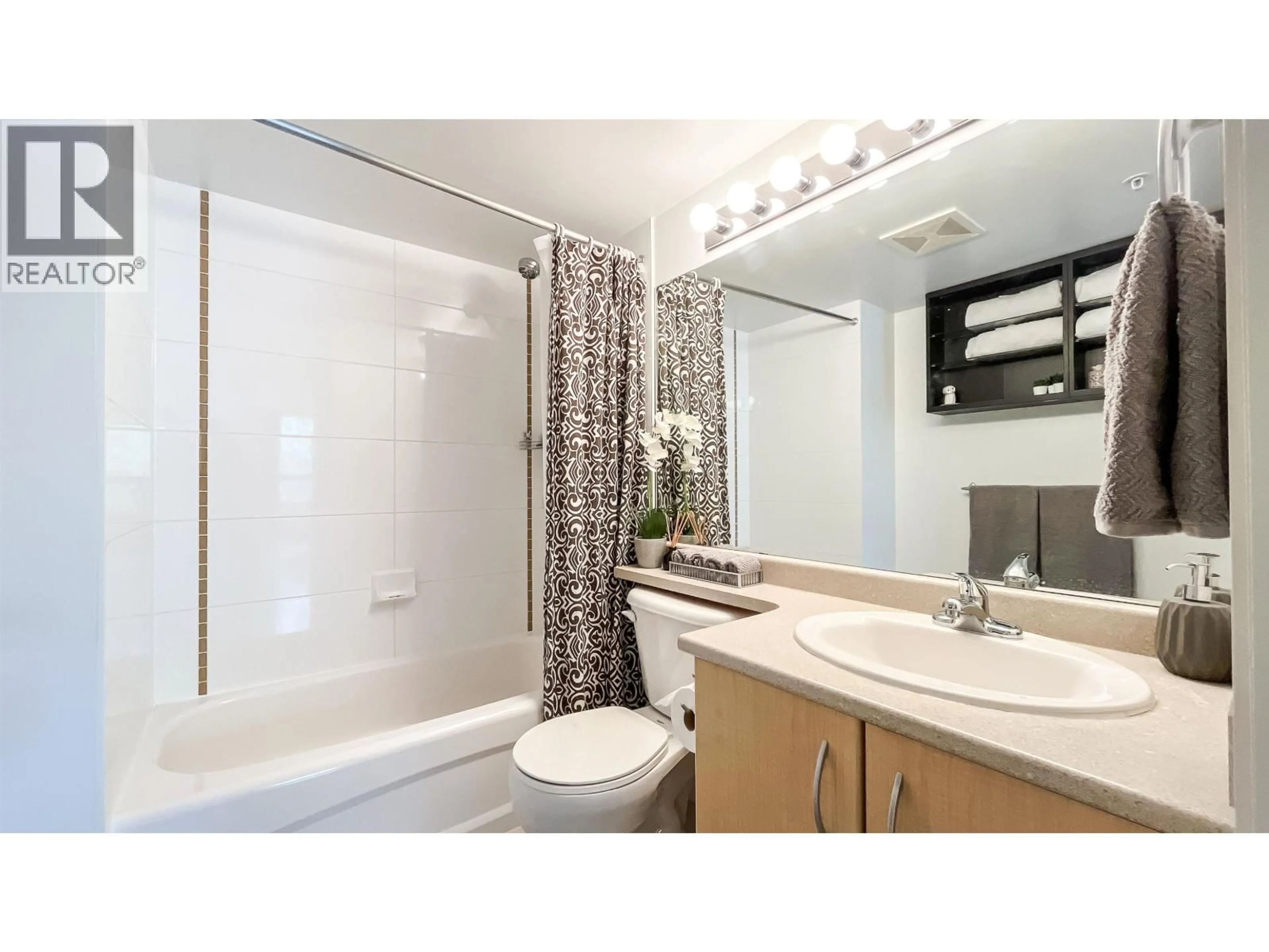 Standard bathroom, ceramic/tile floor for 305 - 3638 VANNESS AVENUE, Vancouver British Columbia V5R6H6