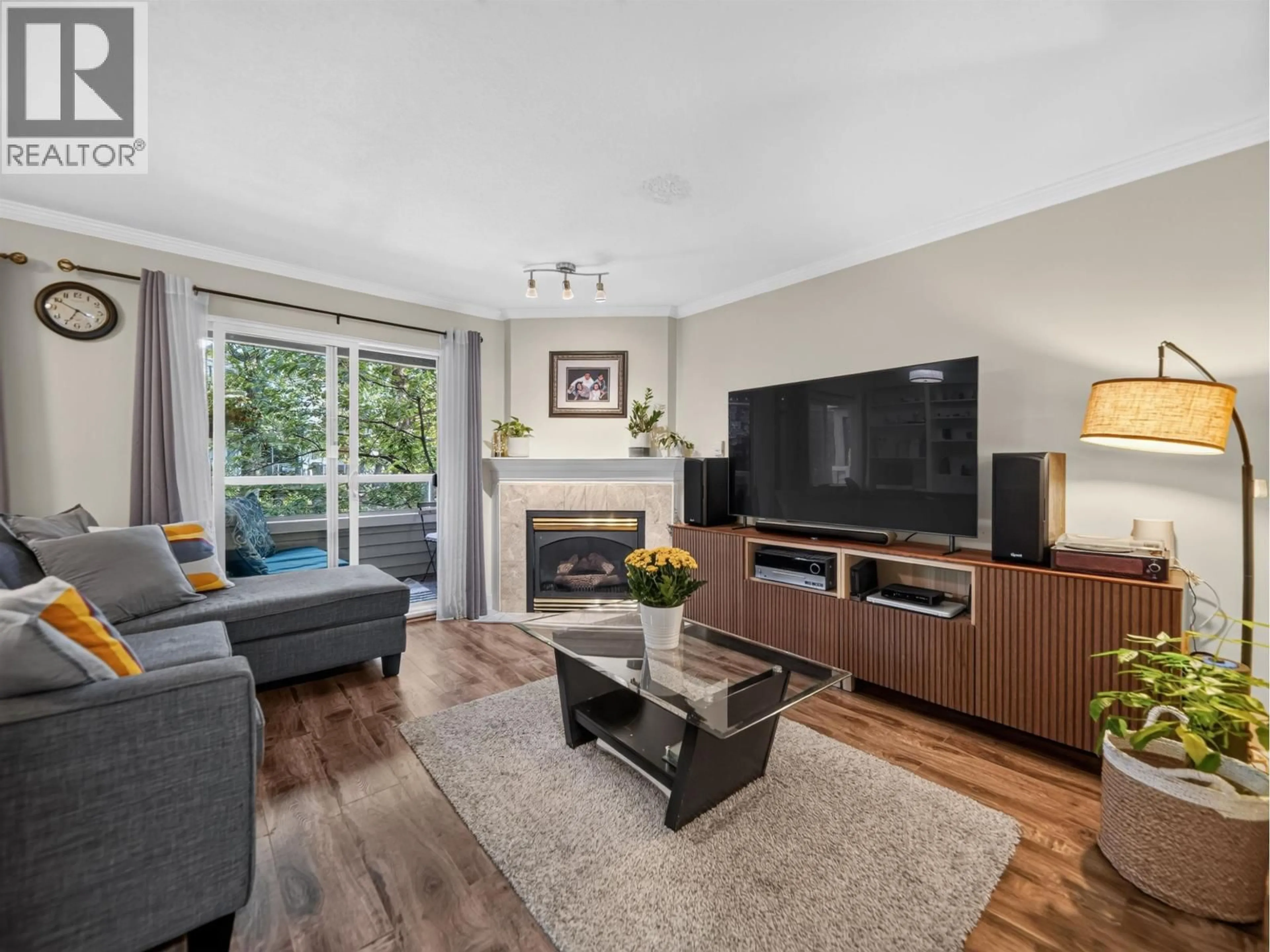 Living room with furniture, wood/laminate floor for 7 - 828 16TH STREET, North Vancouver British Columbia V7P1R3