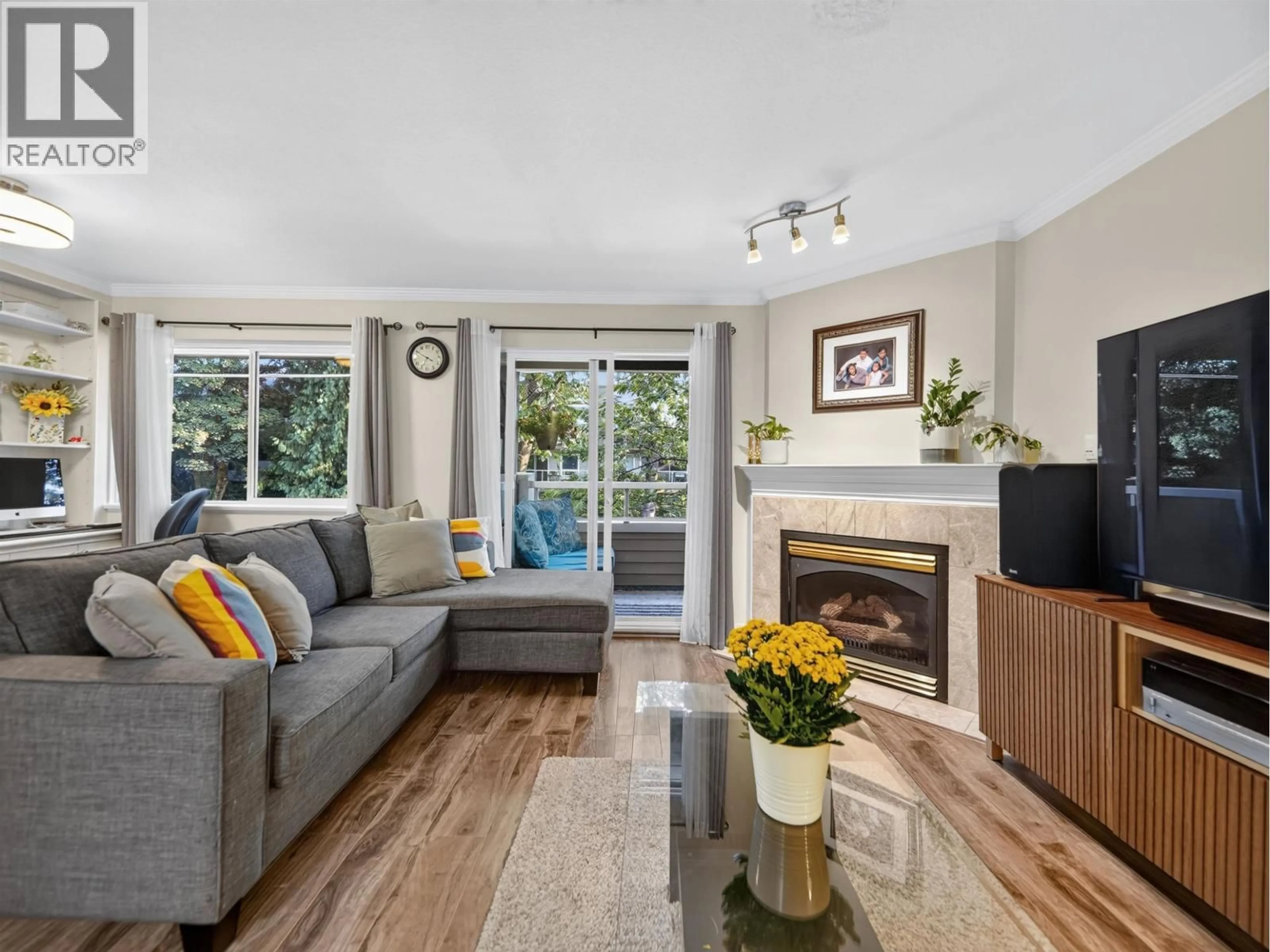 Living room with furniture, wood/laminate floor for 7 - 828 16TH STREET, North Vancouver British Columbia V7P1R3