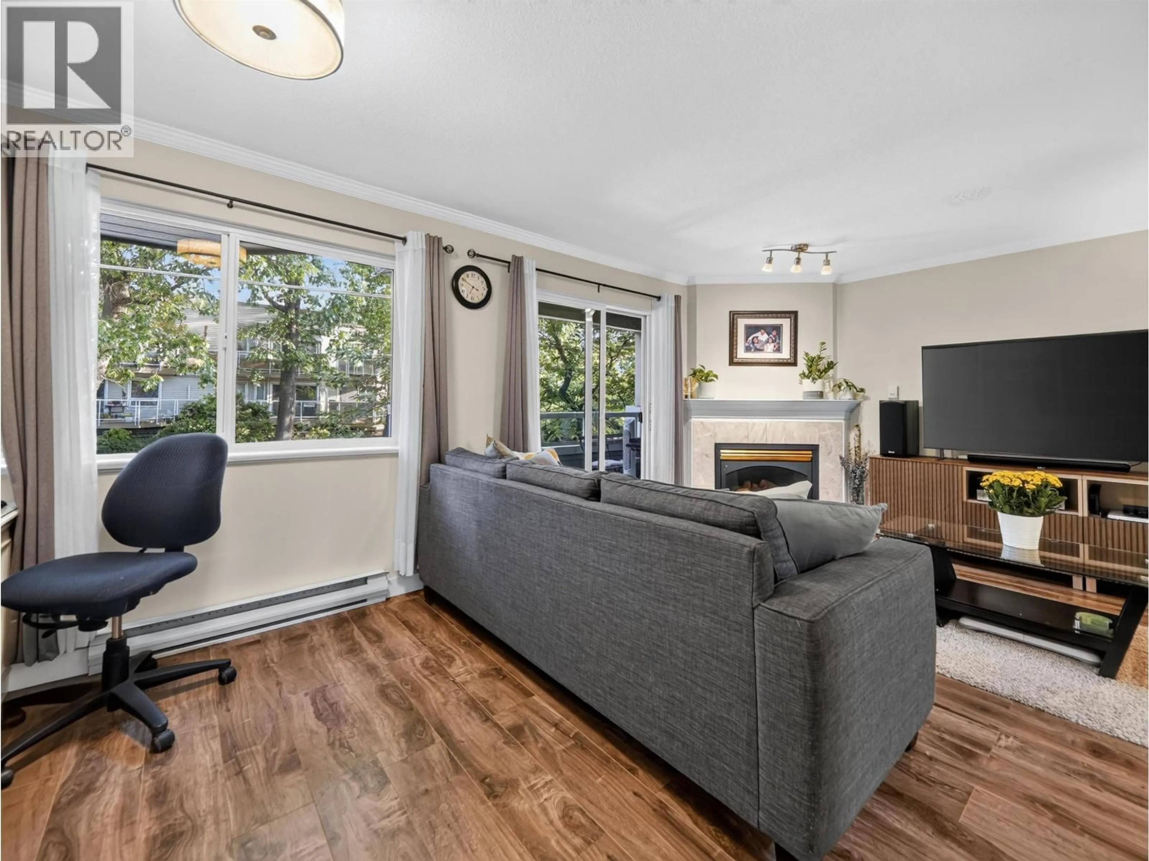 Living room with furniture, wood/laminate floor for 7 - 828 16TH STREET, North Vancouver British Columbia V7P1R3