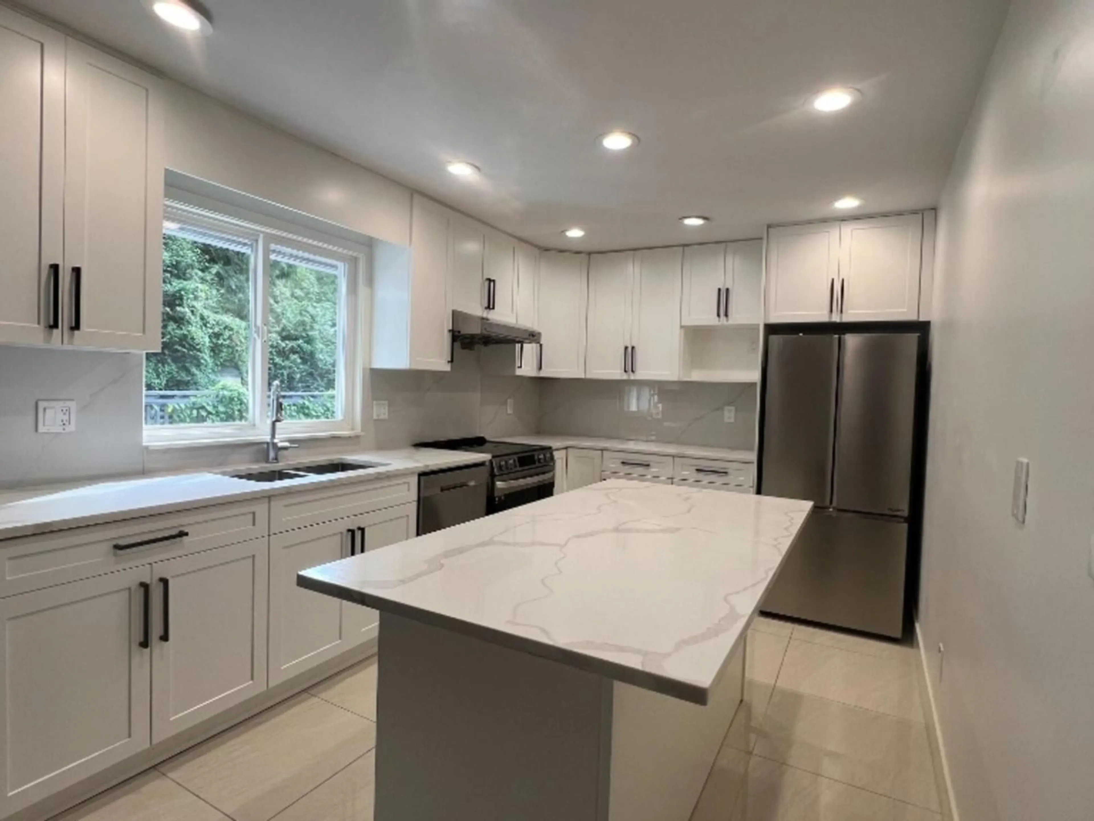 Open concept kitchen, ceramic/tile floor for 13768 32 AVENUE, Surrey British Columbia V4P2B8