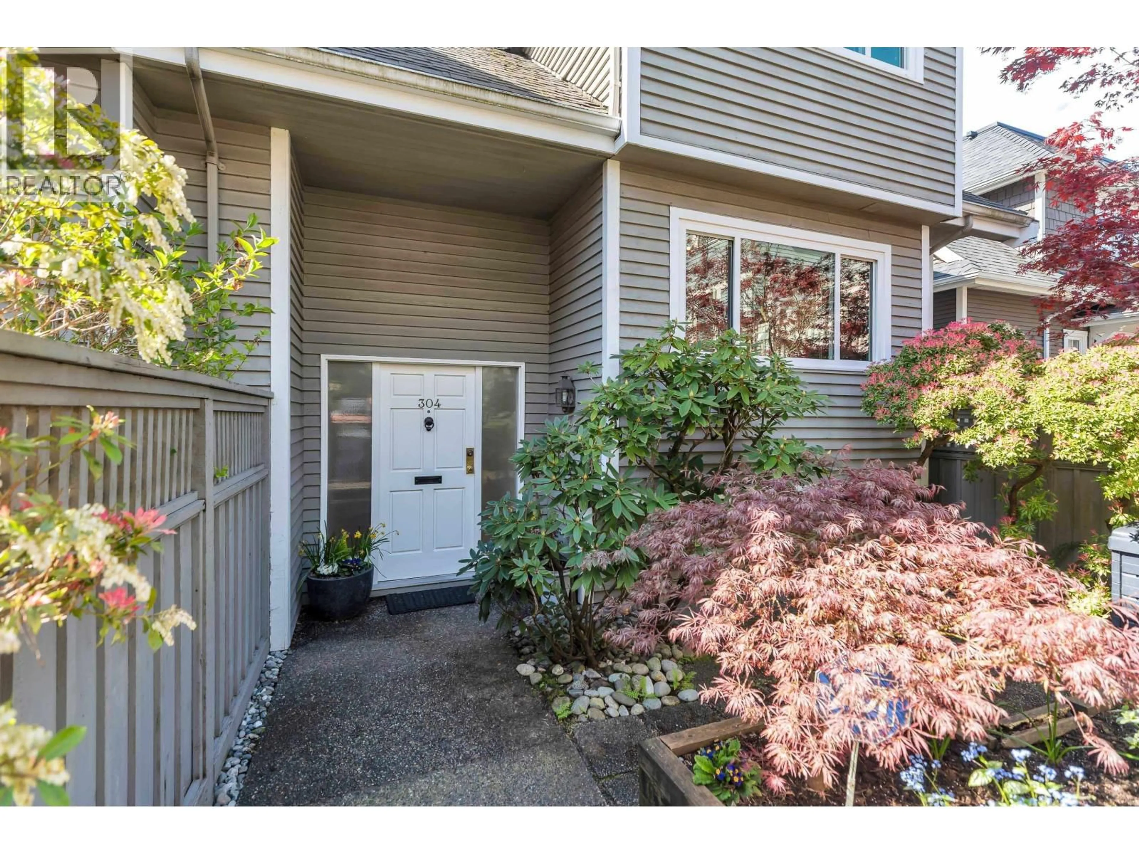 Indoor entryway for 304 - 223 KEITH ROAD, North Vancouver British Columbia V7L1V4