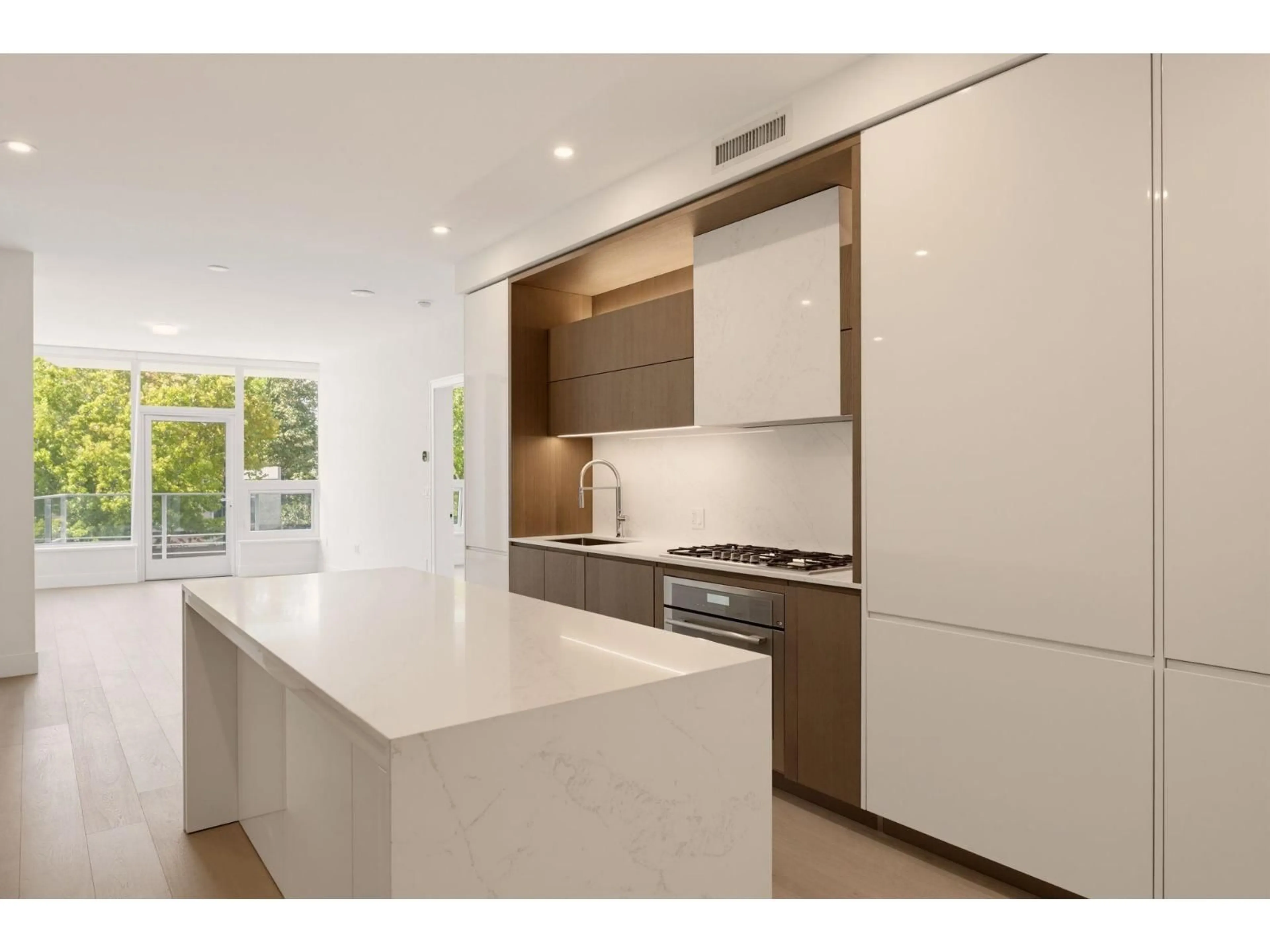 Contemporary kitchen, unknown for 212 - 1342 JOHNSTON ROAD, White Rock British Columbia V4B0C7