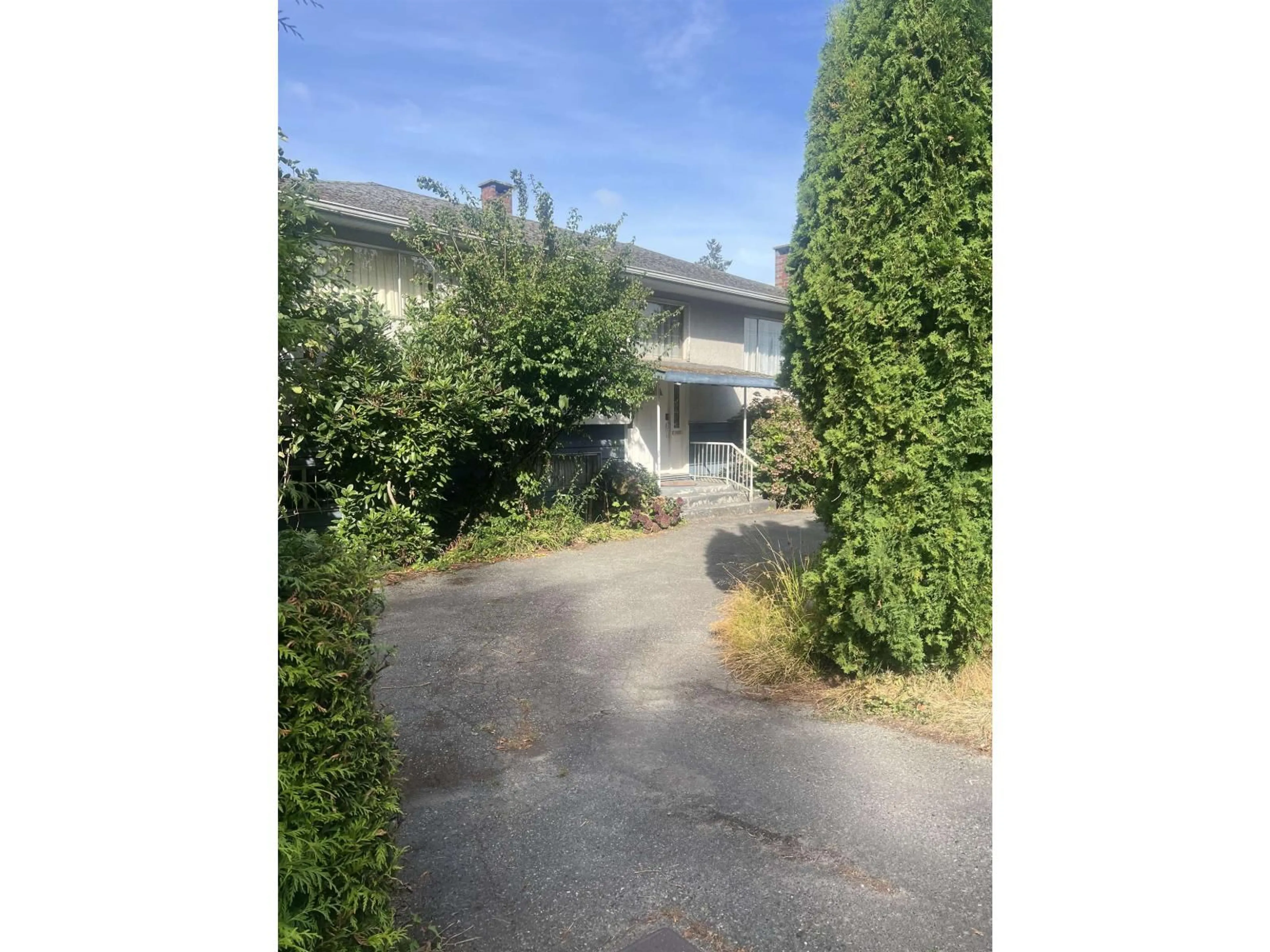 A pic from outside/outdoor area/front of a property/back of a property/a pic from drone, street for 7295 140 STREET, Surrey British Columbia V3W5J6
