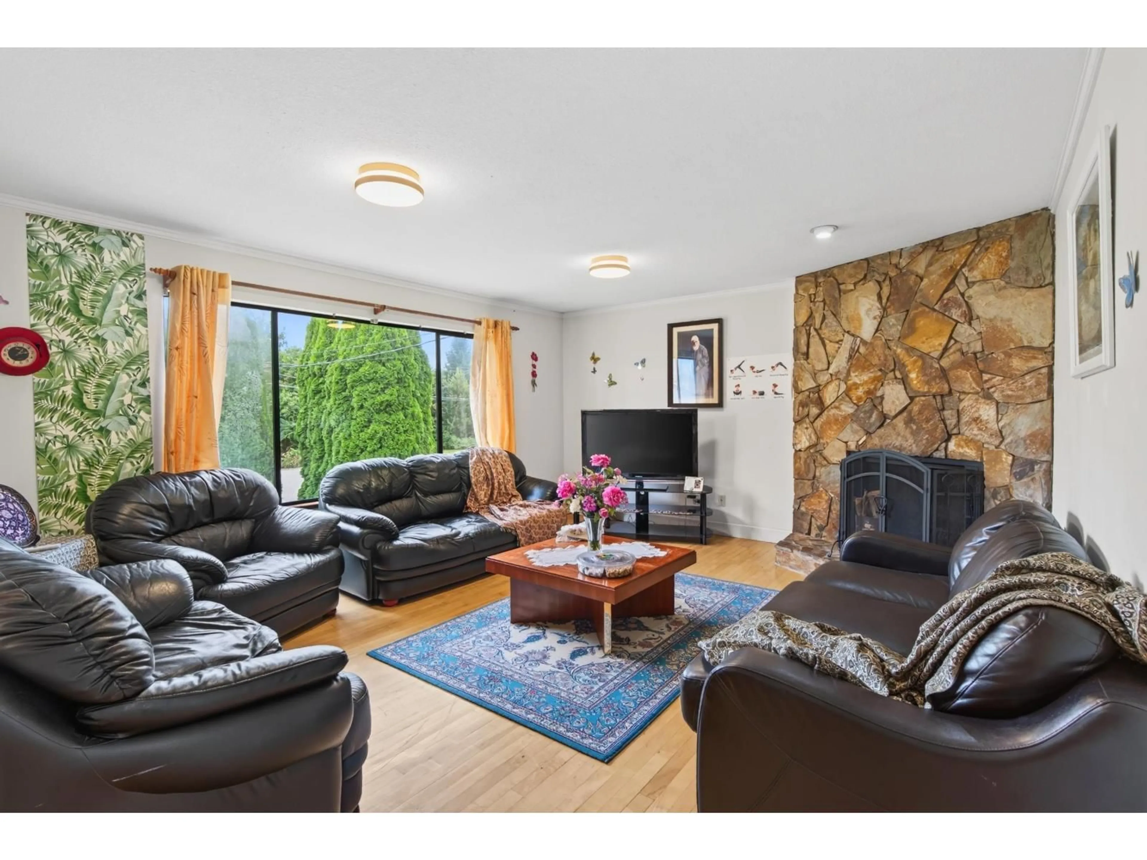 Living room with furniture, wood/laminate floor for 34757 MOFFAT AVENUE, Mission British Columbia V2V6R6