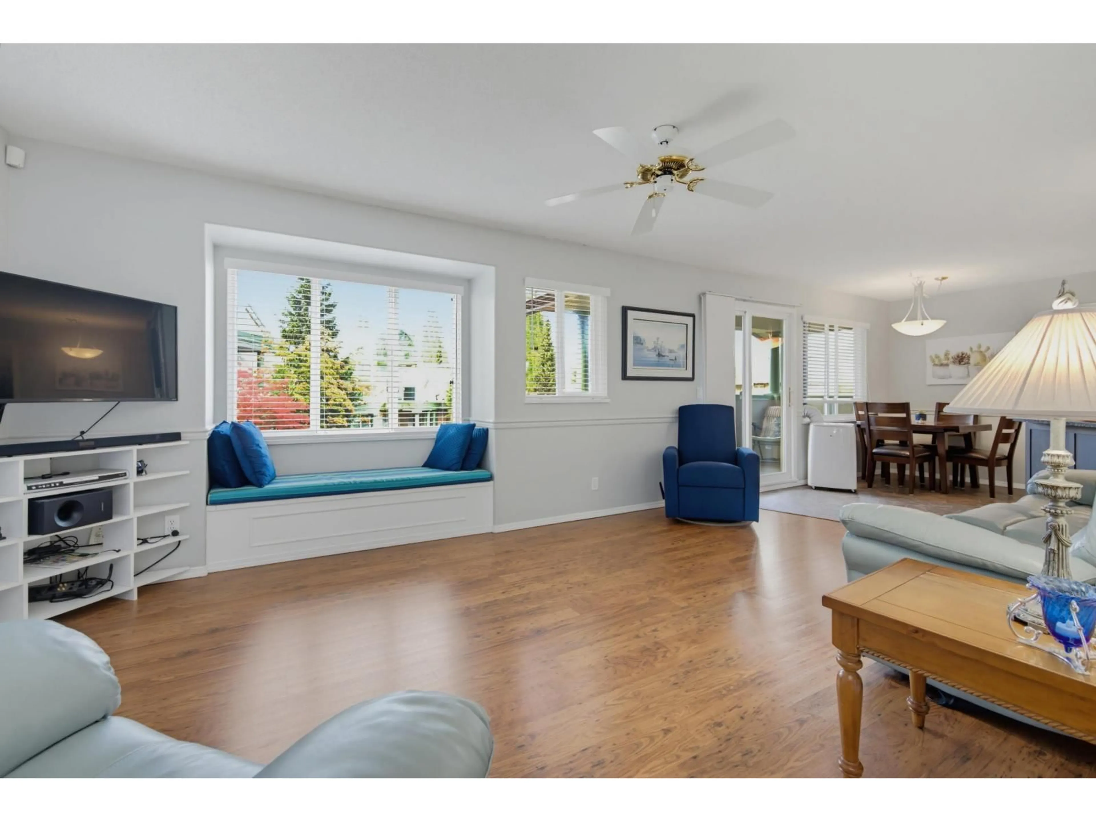 Living room with furniture, unknown for 204 - 13888 70 AVENUE, Surrey British Columbia V3W0R8