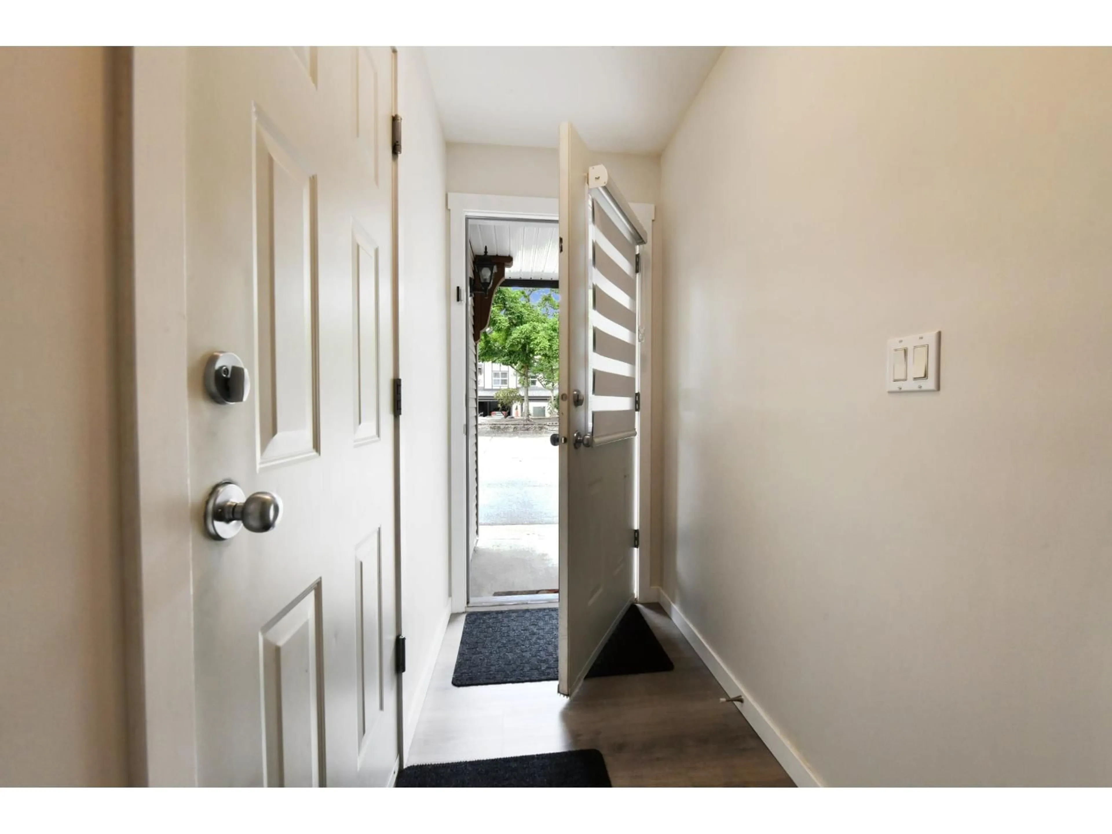 Indoor entryway for 10 - 6366 126 STREET, Surrey British Columbia V3X1T9