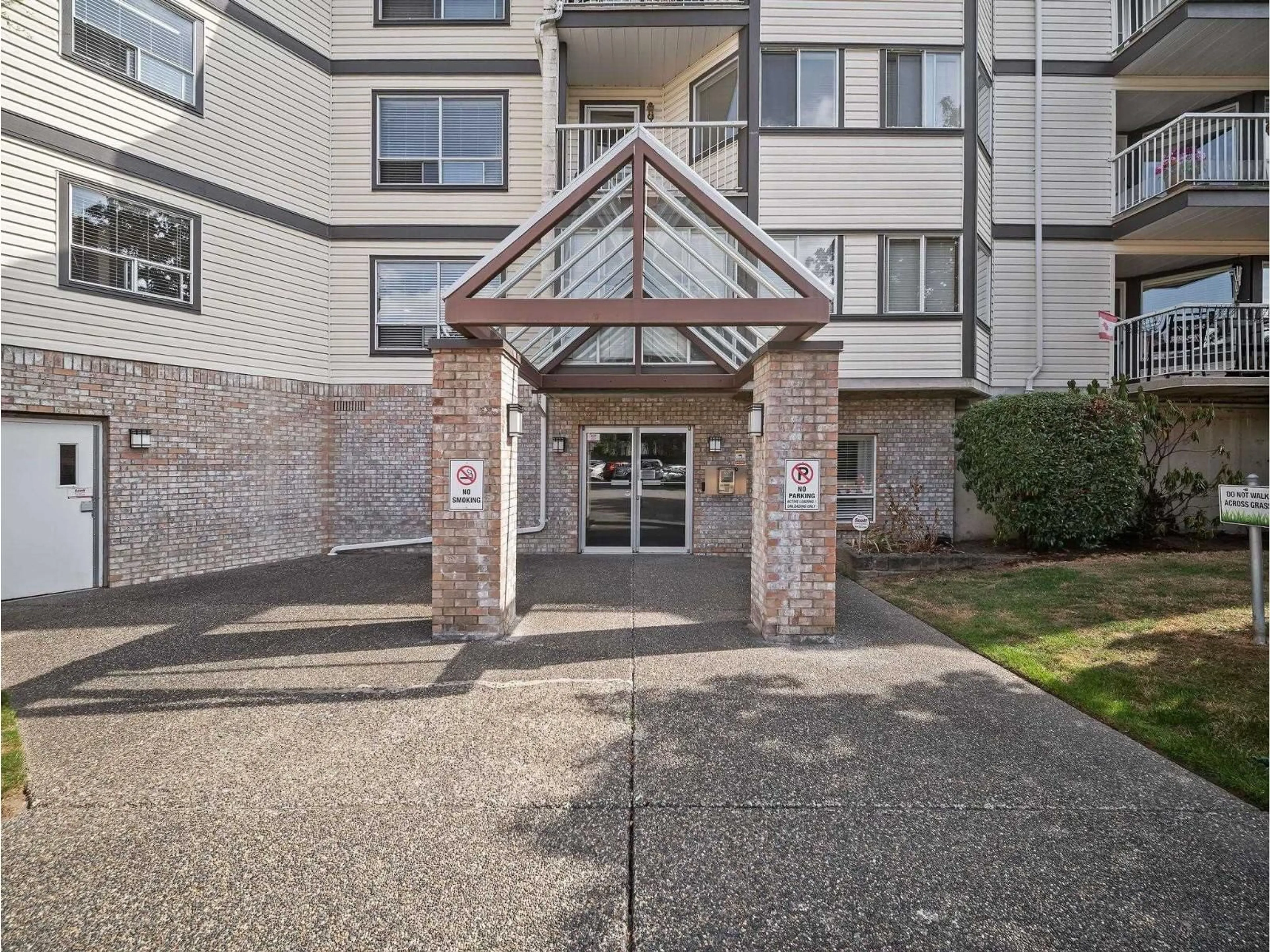 Indoor foyer for 205 - 5710 201 STREET, Langley British Columbia V3A8A8
