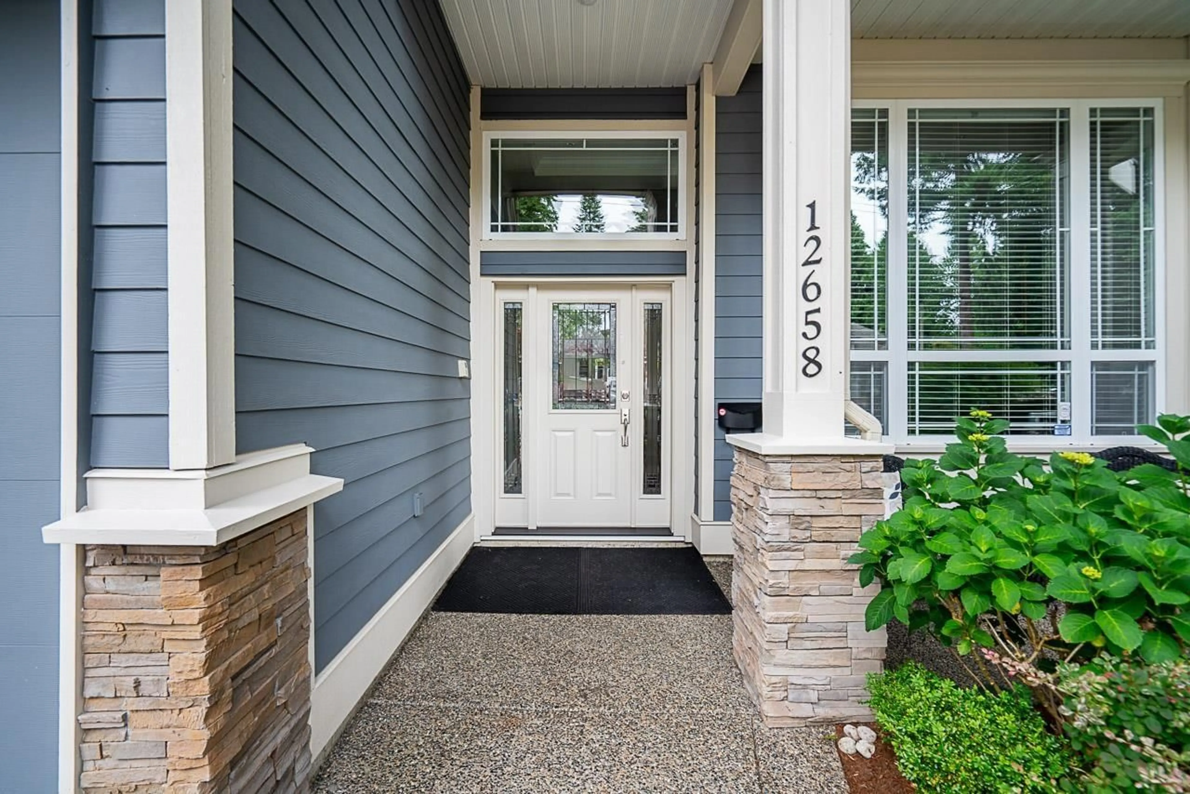 Indoor entryway for 12658 16 AVENUE, Surrey British Columbia V4A1N1