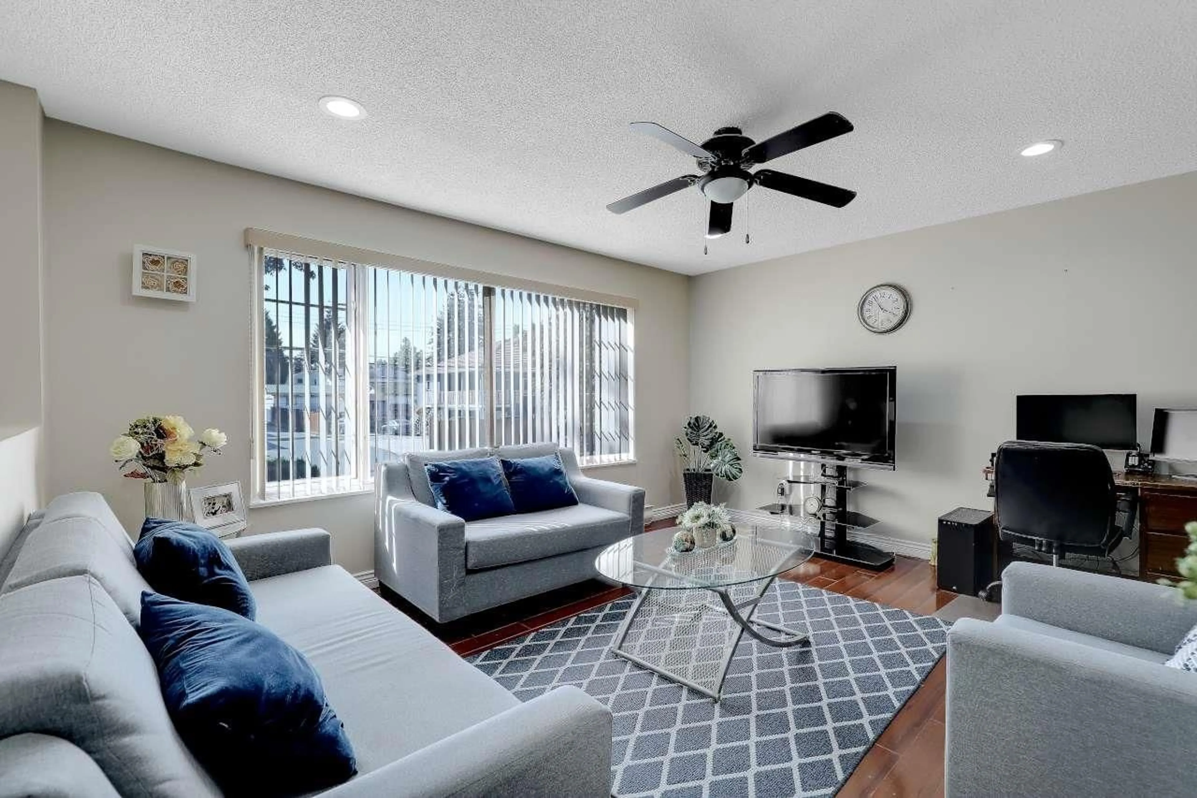 Living room with furniture, unknown for 6384 129A STREET, Surrey British Columbia V3X1R8